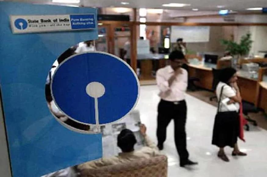નવી દિલ્હીઃ સ્ટેટ બેન્ક ઓફ ઈન્ડિયા (SBI-State Bank of India)એ ગ્રાહકોને રાહત આપતાં લોનના વ્યાજ દરોમાં ઘટાડો કરવાની જાહેરાત કરી છે. બેન્કે નાની અવધિના MCLR દરો 0.05 ટકાથી 0.10 ટકા સુધી ઘટાડવાની જાહેરાત કરી છે. આ નિર્ણય બાદ SBIનો દર ઘટીને 6.65 ટકા પર આવી ગયો છે. SBIનો દાવો છે કે હાલના સમયમાં તેના MCLR દરો દેશમાં સૌથી ઓછી છે. નવા દરો 10 જુલાઈથી લાગુ થશે. નવી દિલ્હીઃ સ્ટેટ બેન્ક ઓફ ઈન્ડિયા (SBI-State Bank of India)એ ગ્રાહકોને રાહત આપતાં લોનના વ્યાજ દરોમાં ઘટાડો કરવાની જાહેરાત કરી છે. બેન્કે નાની અવધિના MCLR દરો 0.05 ટકાથી 0.10 ટકા સુધી ઘટાડવાની જાહેરાત કરી છે. આ નિર્ણય બાદ SBIનો દર ઘટીને 6.65 ટકા પર આવી ગયો છે. SBIનો દાવો છે કે હાલના સમયમાં તેના MCLR દરો દેશમાં સૌથી ઓછી છે. નવા દરો 10 જુલાઈથી લાગુ થશે.