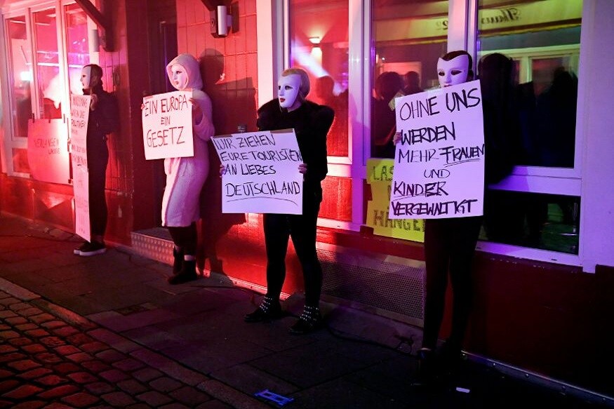 જર્મનીમાં (Germany) આશેર 400 વેશ્યાઓ (Sex Workers) અને વેશ્યાલય સંચાલકોએ શનિવારે કોરોના વાયરસના (Coronavirus) પ્રકોપના કારણે મહિનાઓથી બંધ વેશ્યાલયો (Red Light Area) ફરીથી ખોલવાની માંગ કરતા હૈમ્બર્ગના રેડ લાઈટ જિલ્લામાં પ્રદર્શન કર્યું હતું. જર્મનીમાં દુકાનો, રેસ્ટોરન્ટ અને બધાને અનેક મહિનાઓ બાદ ફરીથી ખોલવા માટે મંજૂરી માંગી હતી. જર્મનીમાં (Germany) આશેર 400 વેશ્યાઓ (Sex Workers) અને વેશ્યાલય સંચાલકોએ શનિવારે કોરોના વાયરસના (Coronavirus) પ્રકોપના કારણે મહિનાઓથી બંધ વેશ્યાલયો (Red Light Area) ફરીથી ખોલવાની માંગ કરતા હૈમ્બર્ગના રેડ લાઈટ જિલ્લામાં પ્રદર્શન કર્યું હતું. જર્મનીમાં દુકાનો, રેસ્ટોરન્ટ અને બધાને અનેક મહિનાઓ બાદ ફરીથી ખોલવા માટે મંજૂરી માંગી હતી.