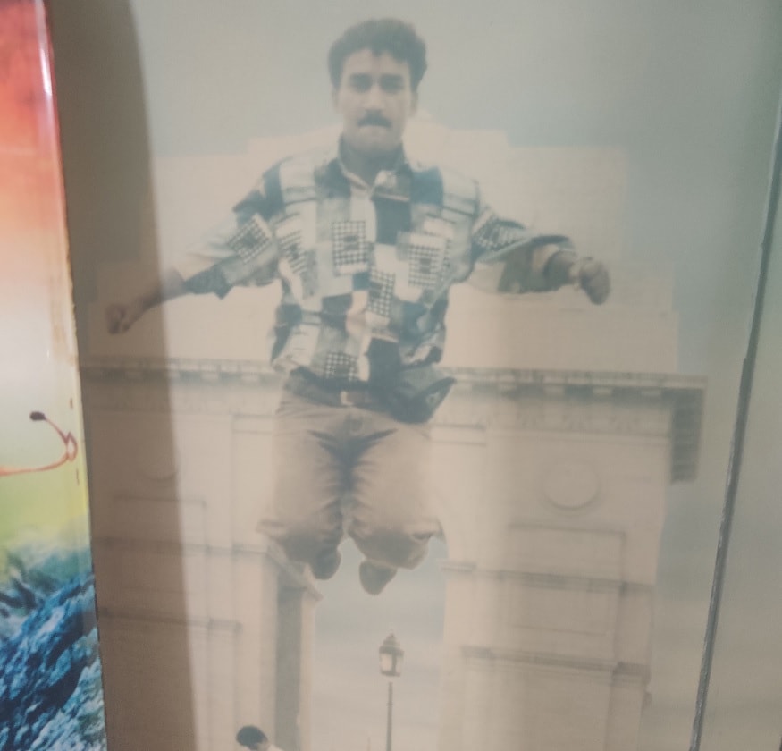 શહીદ મુકેશ રાઠોડ કેવી રીતે આર્મીમાં જોઈન્ટ થયા: અમદાવાદના હાલ વસ્ત્રાપુર વિસ્તારમાં રહેતો આ પરિવાર વર્ષ 1999માં મેઘાણીનગરમાં રહેતો હતો..મુળ જૂનાગઢ જિલ્લા વતની મુકેશ રાઠોડને જવાનીમાં જ આર્મીમાં જોડાવાનો ઝનુન જાગ્યું હતુ. જે બાદ સખત ટ્રેનિંગ સાથે તેમની આર્મીમાં ભરતી થઈને પોસ્ટીંગ મધ્યપ્રદેશ મળ્યું. મધ્યપ્રદેશ બાદ પંજાબ, કાશ્મીર અને ત્યારબાદ કારગીલના યુધ્ધમાં લડાઈ લડી હતી. શહીદ મુકેશ રાઠોડ કેવી રીતે આર્મીમાં જોઈન્ટ થયા: અમદાવાદના હાલ વસ્ત્રાપુર વિસ્તારમાં રહેતો આ પરિવાર વર્ષ 1999માં મેઘાણીનગરમાં રહેતો હતો..મુળ જૂનાગઢ જિલ્લા વતની મુકેશ રાઠોડને જવાનીમાં જ આર્મીમાં જોડાવાનો ઝનુન જાગ્યું હતુ. જે બાદ સખત ટ્રેનિંગ સાથે તેમની આર્મીમાં ભરતી થઈને પોસ્ટીંગ મધ્યપ્રદેશ મળ્યું. મધ્યપ્રદેશ બાદ પંજાબ, કાશ્મીર અને ત્યારબાદ કારગીલના યુધ્ધમાં લડાઈ લડી હતી.