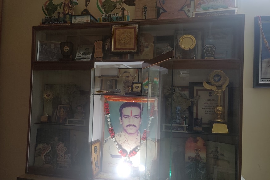 દીપિકા ખુમાણ, અમદાવાદઃ 18 હજાર ફુટની ઉંચાઈએ જ્યાં શ્વાસ લેવામાં પણ મુશ્કેલી થાય. હાડ ગાળી નાખે તેવી કાતિલ ઠંડીનો અનુભવ થાય.એ જ જગ્યા પર આપણાં દેશનાં જવાનો દેશની આન બાન અને શાનને જાળવીને દુશ્મનોના દાંત ખાટા કરી નાંખ્યા. વર્ષ 1999 તારીખ 26 જુલાઈ જ્યારે કારગિલ (Kargil war) પર પાકિસ્તાન સામે ભારતે વિજય (Vijay Diwas) મેળવ્યો પરંતુ અફસોસ આ વિજય દિન પર કેટલાંક પરિવાર એવાં છે જેમણે પોતાના ઘરના ચિરાગને ગુમાવ્યો હતો. દીપિકા ખુમાણ, અમદાવાદઃ 18 હજાર ફુટની ઉંચાઈએ જ્યાં શ્વાસ લેવામાં પણ મુશ્કેલી થાય. હાડ ગાળી નાખે તેવી કાતિલ ઠંડીનો અનુભવ થાય.એ જ જગ્યા પર આપણાં દેશનાં જવાનો દેશની આન બાન અને શાનને જાળવીને દુશ્મનોના દાંત ખાટા કરી નાંખ્યા. વર્ષ 1999 તારીખ 26 જુલાઈ જ્યારે કારગિલ (Kargil war) પર પાકિસ્તાન સામે ભારતે વિજય (Vijay Diwas) મેળવ્યો પરંતુ અફસોસ આ વિજય દિન પર કેટલાંક પરિવાર એવાં છે જેમણે પોતાના ઘરના ચિરાગને ગુમાવ્યો હતો.