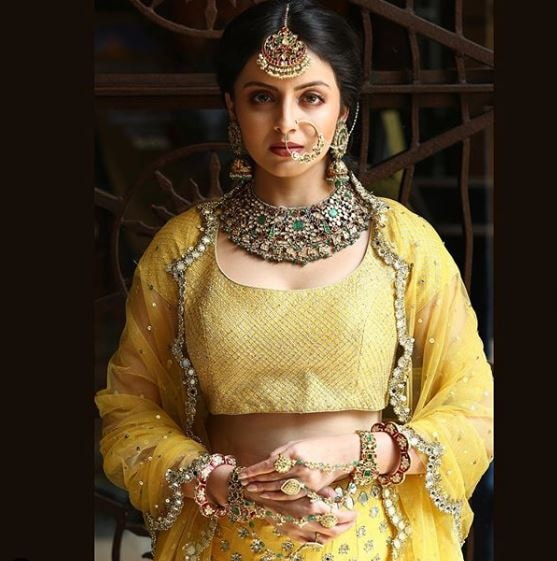 એક્ટ્રેસ શ્રેનુ પારીખ (Shrenu Parikh) પોતાના ઇન્સ્ટાગ્રામ એકાઉન્ટ પર એક પોસ્ટ શેર કરતા કહ્યું કે કેટલાક દિવસ પહેલા હું કોરોના પોઝિટિવ થઇ. અને હવે હું હોસ્પિટલમાં રિકવર થઇ રહી છું. મારા અને મારા પરિવાર માટે પ્રાર્થના કરજો. હું કોરોના વારિયર્સની આભારી છું. જે આ ડરામણા સમયે દર્દીઓની સારવાર કરી રહ્યા છે. એક્ટ્રેસ શ્રેનુ પારીખ (Shrenu Parikh) પોતાના ઇન્સ્ટાગ્રામ એકાઉન્ટ પર એક પોસ્ટ શેર કરતા કહ્યું કે કેટલાક દિવસ પહેલા હું કોરોના પોઝિટિવ થઇ. અને હવે હું હોસ્પિટલમાં રિકવર થઇ રહી છું. મારા અને મારા પરિવાર માટે પ્રાર્થના કરજો. હું કોરોના વારિયર્સની આભારી છું. જે આ ડરામણા સમયે દર્દીઓની સારવાર કરી રહ્યા છે.