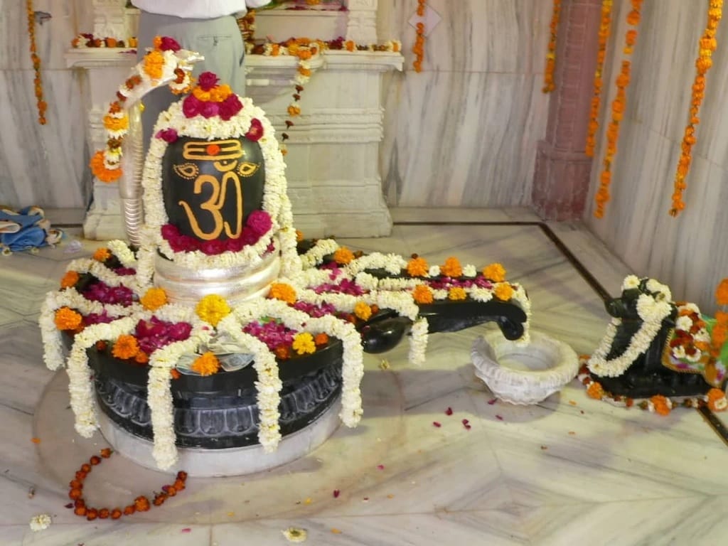 શ્રાવણ માસમાં બીલીપત્રનું ખાસ મહત્વ છે. તમારી કોઇ પણ મનોકામના પૂર્ણ કરવા માટે શ્રાવણ માસમાં ભગવાનને એક લાખ બીલીપત્ર અર્પિત કરોવા એ ખુબ જ શુભ માનવામાં આવે છે. શ્રાવણ માસમાં બીલીપત્રનું ખાસ મહત્વ છે. તમારી કોઇ પણ મનોકામના પૂર્ણ કરવા માટે શ્રાવણ માસમાં ભગવાનને એક લાખ બીલીપત્ર અર્પિત કરોવા એ ખુબ જ શુભ માનવામાં આવે છે.