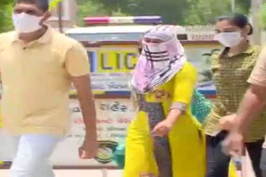 તો બીજીતરફ તપાસ એજન્સીએ પીએસઆઇ અને તેના પરિવારજનોના બેન્ક એકાઉન્ટની માહિતી પણ મંગાવી છે. 35 લાખમાંથી 20 લાખનો જ ઓન પેપર નો હિસાબ મળ્યો છે. પણ 15 લાખ બાબતે પીએસઆઇ જવાબ નથી આપતા. જે એજન્સીમાં શ્વેતા કામ કરતી હતી ત્યાં જ અઠવાડિયા સુધી તેની સામે તપાસ કરાઈ પણ એજન્સીમાં કોઈને ગંધ આવી નહોતી તેવું સૂત્રોએ જણાવ્યું છે. ત્યારે હાલ તપાસ ટિમો બહારથી આવ્યા બાદ નવા ખુલાસા ચોક્કસ થશે તેવું માનવામાં આવી રહ્યું છે. તો બીજીતરફ તપાસ એજન્સીએ પીએસઆઇ અને તેના પરિવારજનોના બેન્ક એકાઉન્ટની માહિતી પણ મંગાવી છે. 35 લાખમાંથી 20 લાખનો જ ઓન પેપર નો હિસાબ મળ્યો છે. પણ 15 લાખ બાબતે પીએસઆઇ જવાબ નથી આપતા. જે એજન્સીમાં શ્વેતા કામ કરતી હતી ત્યાં જ અઠવાડિયા સુધી તેની સામે તપાસ કરાઈ પણ એજન્સીમાં કોઈને ગંધ આવી નહોતી તેવું સૂત્રોએ જણાવ્યું છે. ત્યારે હાલ તપાસ ટિમો બહારથી આવ્યા બાદ નવા ખુલાસા ચોક્કસ થશે તેવું માનવામાં આવી રહ્યું છે.