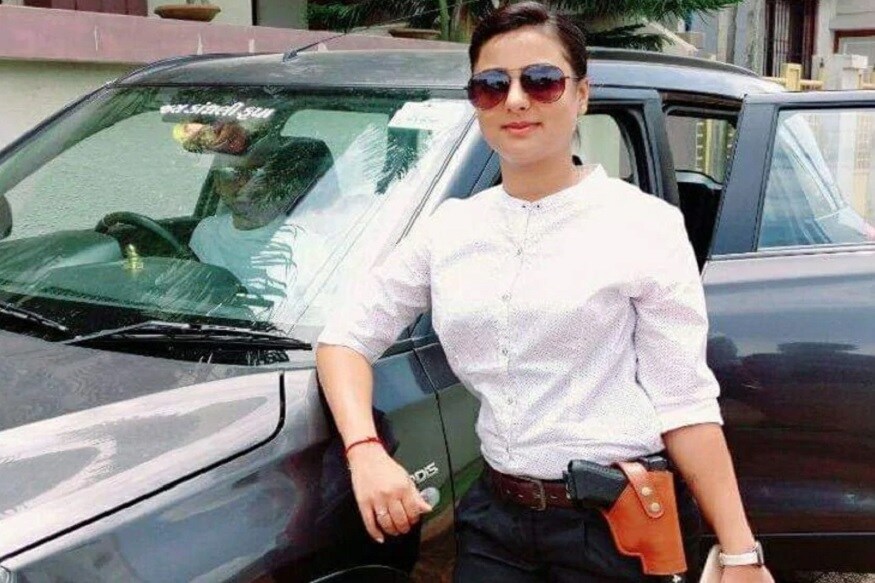 અમદાવાદ મહિલા ક્રાઇમના (Ahmedabad women crime branch) લાંચિયા પીએસઆઇ શ્વેતા જાડેજા (PSI shweta jadeja) હાલ પોલીસ રિમાન્ડ પર છે. જોકે તપાસ સાથે સંકળાયેલા અધિકારીઓને શ્વેતા જવાબ નથી આપતી. તપાસ દરમિયાનના સવાલોનો જવાબ કાયદાકીય જ આપી રહી હોવાનું સૂત્રો જણાવી રહ્યા છે. તો તાજેતરમાં શ્વેતાએ એકાદ લાખનો આઈફોન (iphone) પણ ખરીદ્યો હતો. તે ફોન તેના રૂપિયાથી લીધો કે કોઈએ અપાવ્યો તે બાબતે તપાસ ચાલી રહી છે. (હર્મેશ સુખડિયા, અમદાવાદ) અમદાવાદ મહિલા ક્રાઇમના (Ahmedabad women crime branch) લાંચિયા પીએસઆઇ શ્વેતા જાડેજા (PSI shweta jadeja) હાલ પોલીસ રિમાન્ડ પર છે. જોકે તપાસ સાથે સંકળાયેલા અધિકારીઓને શ્વેતા જવાબ નથી આપતી. તપાસ દરમિયાનના સવાલોનો જવાબ કાયદાકીય જ આપી રહી હોવાનું સૂત્રો જણાવી રહ્યા છે. તો તાજેતરમાં શ્વેતાએ એકાદ લાખનો આઈફોન (iphone) પણ ખરીદ્યો હતો. તે ફોન તેના રૂપિયાથી લીધો કે કોઈએ અપાવ્યો તે બાબતે તપાસ ચાલી રહી છે. (હર્મેશ સુખડિયા, અમદાવાદ)