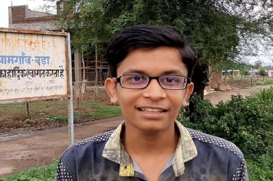 અક્ષયના મોટા ભાઈએ જણાવ્યું કે અક્ષય પપ્પા પાસે જીદ કરતો હતો કે તેને બાઈક લેવું છે પરંતુ પપ્પાએ તે નાનો હોવાના કારણે ના પાડી દીધી હતી. તેના મનમાં હતું એટલા માટે સાઈકલમાં એન્જીન લગાવીને બાઈક બનાવી દીધું. આ પહેલા 26 જાન્યુઆરે તે કલેક્ટર સાહેબ અને વિધાનસભા અધ્યક્ષ દ્વારા સમ્માનિત કરવામાં આવ્યો હતો. તેણે ટાયરમાંથી બાઈક બનાવ્યું હતું. ( તમામ તસવીરોઃ-Aaj Tak) અક્ષયના મોટા ભાઈએ જણાવ્યું કે અક્ષય પપ્પા પાસે જીદ કરતો હતો કે તેને બાઈક લેવું છે પરંતુ પપ્પાએ તે નાનો હોવાના કારણે ના પાડી દીધી હતી. તેના મનમાં હતું એટલા માટે સાઈકલમાં એન્જીન લગાવીને બાઈક બનાવી દીધું. આ પહેલા 26 જાન્યુઆરે તે કલેક્ટર સાહેબ અને વિધાનસભા અધ્યક્ષ દ્વારા સમ્માનિત કરવામાં આવ્યો હતો. તેણે ટાયરમાંથી બાઈક બનાવ્યું હતું. ( તમામ તસવીરોઃ-Aaj Tak)