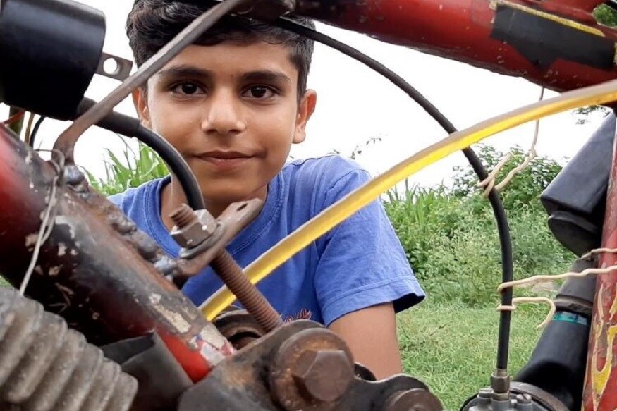 નરસિંહપુરઃ મધ્ય પ્રદેશના (Madhya Pradesh) નરસિંહપુરમાં નવમાં ધોરણમાં અભ્યા કરનાર વિદ્યાર્થીને બાઈક (Bike) ચલાવવાનું મન થતું હતું પરંતુ નાની ઉંમર હોવાના કારણે પિતાએ તેને સાઈકલ અપાવી હતી. લોકડાઉન (lockdown) દરમિયાન વિદ્યાર્થીએ જુગાડ (Jugaad) કરીને સાઈકલમાં જ એન્જીન લગાવીને બાઈકમાં કર્નવર્ટ કરી દીધી હતી. નરસિંહપુરઃ મધ્ય પ્રદેશના (Madhya Pradesh) નરસિંહપુરમાં નવમાં ધોરણમાં અભ્યા કરનાર વિદ્યાર્થીને બાઈક (Bike) ચલાવવાનું મન થતું હતું પરંતુ નાની ઉંમર હોવાના કારણે પિતાએ તેને સાઈકલ અપાવી હતી. લોકડાઉન (lockdown) દરમિયાન વિદ્યાર્થીએ જુગાડ (Jugaad) કરીને સાઈકલમાં જ એન્જીન લગાવીને બાઈકમાં કર્નવર્ટ કરી દીધી હતી.