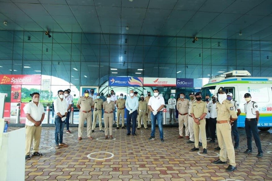 અમદાવાદની સિમ્સ હોસ્પીટલના ટીમે આવી હૃદયનુંદાન સ્વીકાર્યું હતું જોકે કિડની અને લિવરનું દાન અમદાવાદની Institute of Kidney Diseases and Research Centre ( IKDRC ) ટીમે આવી સ્વીકાર્યું સુરતની INS હોસ્પિટલથી અમદાવાદની સિમ્સ હોસ્પીટલ સુધીનું ૨૮૦ કિ.મીનું અંતર ૯૦ મીનીટમાં કાપીને દાનમાં મેળવવામાં આવેલા હૃદયનું ટ્રાન્સપ્લાન્ટ ૩૫ વર્ષીય મહિલામાં કરવામાં આવ્યુ હતું. જોકે મહિલાને દશ વર્ષથી હૃદયની તકલીફ હતી અને તેના હૃદયનું પમ્પીંગ ૧૫થી ૨૦ ટકા જેટલુ હતું. અમદાવાદની સિમ્સ હોસ્પીટલના ટીમે આવી હૃદયનુંદાન સ્વીકાર્યું હતું જોકે કિડની અને લિવરનું દાન અમદાવાદની Institute of Kidney Diseases and Research Centre ( IKDRC ) ટીમે આવી સ્વીકાર્યું સુરતની INS હોસ્પિટલથી અમદાવાદની સિમ્સ હોસ્પીટલ સુધીનું ૨૮૦ કિ.મીનું અંતર ૯૦ મીનીટમાં કાપીને દાનમાં મેળવવામાં આવેલા હૃદયનું ટ્રાન્સપ્લાન્ટ ૩૫ વર્ષીય મહિલામાં કરવામાં આવ્યુ હતું. જોકે મહિલાને દશ વર્ષથી હૃદયની તકલીફ હતી અને તેના હૃદયનું પમ્પીંગ ૧૫થી ૨૦ ટકા જેટલુ હતું.