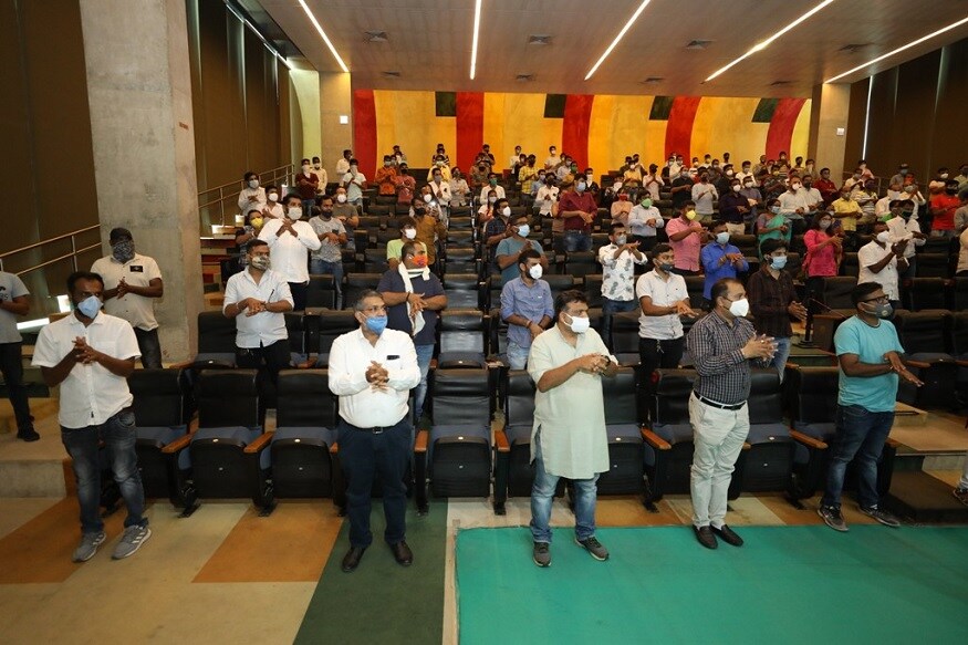 કોરોના મહામારીમાં (coronavirus) સુરત શહેમાં (surat city) આરોગ્ય વિભાગતો તેની ક્ષમતા પ્રમાણે લડી રહ્યું છે. પરંતુ સુરતીઓ પણ એક પછી એક પોતાના જિંદાદીલીની સાબીતી આપી રહ્યા છે. પહેલા સામાજિક પ્રિવેન્સન કેર સેન્ટર અને ત્યાર બાદ હવે આરોગ્ય વિભાગના કોરોના વોરીયરની (corona warriors) મદદ માટે યુવાનો તૈયાર થયા છે. આજે ધારસભ્ય હર્ષ સંધવી સહિત આરોગ્ય વિભાગ દ્વારા હાથ ધરવામાં આવેલ ટ્રેનિંગમાં 180થી વધુ યુવાનો જોડાયા હતા. આ તમામ યુવાનો ટુક સમયમાં આરોગ્ય વિભાગ દ્વારા સોપવામાં આવેલી કામગીરીમાં જોતરાઇ જશે. (પ્રજ્ઞેશ વ્યાસ, સુરત) કોરોના મહામારીમાં (coronavirus) સુરત શહેમાં (surat city) આરોગ્ય વિભાગતો તેની ક્ષમતા પ્રમાણે લડી રહ્યું છે. પરંતુ સુરતીઓ પણ એક પછી એક પોતાના જિંદાદીલીની સાબીતી આપી રહ્યા છે. પહેલા સામાજિક પ્રિવેન્સન કેર સેન્ટર અને ત્યાર બાદ હવે આરોગ્ય વિભાગના કોરોના વોરીયરની (corona warriors) મદદ માટે યુવાનો તૈયાર થયા છે. આજે ધારસભ્ય હર્ષ સંધવી સહિત આરોગ્ય વિભાગ દ્વારા હાથ ધરવામાં આવેલ ટ્રેનિંગમાં 180થી વધુ યુવાનો જોડાયા હતા. આ તમામ યુવાનો ટુક સમયમાં આરોગ્ય વિભાગ દ્વારા સોપવામાં આવેલી કામગીરીમાં જોતરાઇ જશે. (પ્રજ્ઞેશ વ્યાસ, સુરત)