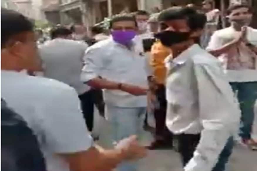 કોરોના વાયરસની (coronavirus) મહામારી લોકો એક જગ્યા પર એકત્ર ન થાય તે માટે તંત્ર દ્વારા ગાઈડ લાઇન બનાવમાં આવી છે. પછી તે લગન હોય કે મરણ બાદ બેસણું. જોકે આજ રીતે મરણક્રિયા બાદ બેસણું રાખી લોકોને એકત્ર કરતા પરિવાર સામે મહોલ્લાના લોકોએ વિરોધ નોંધાવી હંગામો માચાવતા મામલો તંગ બન્યો હતો. (કિર્તેશ પટેલ, સુરત) કોરોના વાયરસની (coronavirus) મહામારી લોકો એક જગ્યા પર એકત્ર ન થાય તે માટે તંત્ર દ્વારા ગાઈડ લાઇન બનાવમાં આવી છે. પછી તે લગન હોય કે મરણ બાદ બેસણું. જોકે આજ રીતે મરણક્રિયા બાદ બેસણું રાખી લોકોને એકત્ર કરતા પરિવાર સામે મહોલ્લાના લોકોએ વિરોધ નોંધાવી હંગામો માચાવતા મામલો તંગ બન્યો હતો. (કિર્તેશ પટેલ, સુરત)