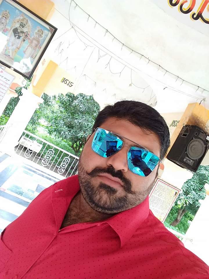 વરાછાના જગદીશનગરના પોપડાની કરોડોની જમીનના તબેલાના માલિકે વર્ષોથી કબજો જમાવેલ છે. આ જમીનને લઈને ચાલતા વિખવાદમાં આ ફાયરીંગ કરાયું હોવાનું હોવાને લઇને પોલીસે બેની ધરપકડ કરીને આ મામેલ વધુ તાપસ શરૂ કરી છે. સુરતના વરાછા વિસ્તારના ભાજપના કોર્પોરેટર ભરત મોના ઉપર ગત સોમવારે રાત્રે વરાછા વર્ષા સોસાયટી ખાતે આવેલ પોતાની ઓફિસથી ઘરે જઇ રહ્યા હતા. તે સમયે તેમના પર ફાયરિંગ કરવામાં આવ્યુ હતું. જોકે સારવાર દરમિયાન તેમના શરીરમાંથી ગોળી મળી આવતા હૉસ્પિટલના તબીબ દ્વારા પોલીસને આ ઘટનાની જાણકારી આપવામાં આવી હતી.(આરોપીની ફાઇલ તસવીર) વરાછાના જગદીશનગરના પોપડાની કરોડોની જમીનના તબેલાના માલિકે વર્ષોથી કબજો જમાવેલ છે. આ જમીનને લઈને ચાલતા વિખવાદમાં આ ફાયરીંગ કરાયું હોવાનું હોવાને લઇને પોલીસે બેની ધરપકડ કરીને આ મામેલ વધુ તાપસ શરૂ કરી છે. સુરતના વરાછા વિસ્તારના ભાજપના કોર્પોરેટર ભરત મોના ઉપર ગત સોમવારે રાત્રે વરાછા વર્ષા સોસાયટી ખાતે આવેલ પોતાની ઓફિસથી ઘરે જઇ રહ્યા હતા. તે સમયે તેમના પર ફાયરિંગ કરવામાં આવ્યુ હતું. જોકે સારવાર દરમિયાન તેમના શરીરમાંથી ગોળી મળી આવતા હૉસ્પિટલના તબીબ દ્વારા પોલીસને આ ઘટનાની જાણકારી આપવામાં આવી હતી.(આરોપીની ફાઇલ તસવીર)
