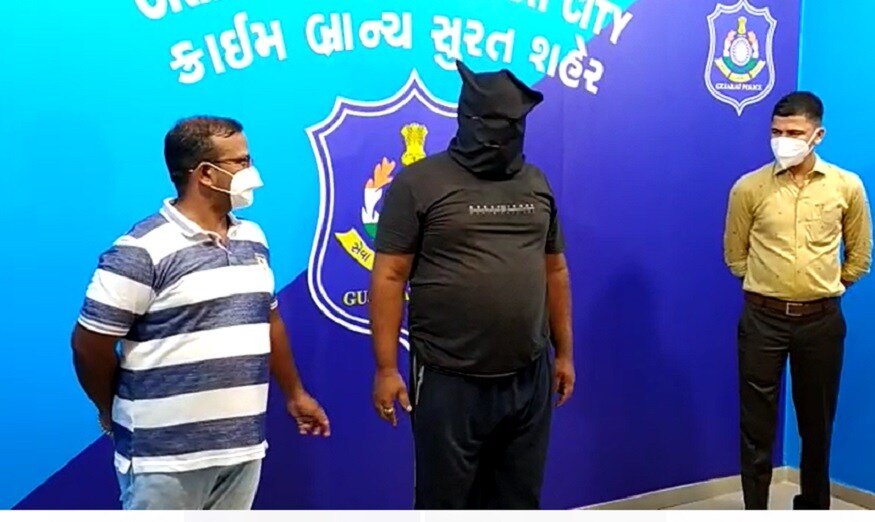 કરોડોની પોપડાવાળી જમીન માટે આઠ લાખ રૂપિયાની લંડનથી સોપારી અપાઈ હતી. આ કેસમાં સૂરત ક્રાઇમબ્રાન્ચે સોપારી આપનાર અને એક જમીન દલાલની ધરપકડ કરી છે. કરોડોની પોપડાવાળી જમીન માટે આઠ લાખ રૂપિયાની લંડનથી સોપારી અપાઈ હતી. આ કેસમાં સૂરત ક્રાઇમબ્રાન્ચે સોપારી આપનાર અને એક જમીન દલાલની ધરપકડ કરી છે.