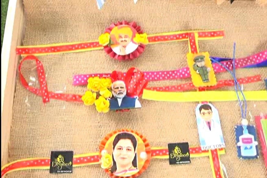 પ્રજ્ઞેશ વ્યાસ, સુરત : રક્ષાબંધનને ગણતરીના દિવસો બાકી છે. કોરોના કાળમાં ખડેપગે ફરજ બજાવી રહેલા કોરોના વોરિયર્સની કામગીરીની સરાહના માટે એન્ટીબેક્ટેરિયલ ફેબ્રિકની રાખડી બનાવવામાં આવી છે. સેનેટાઇઝ રાખડીમાં કપરા સમયે લોકોની સેવા કરનાર લોકોનો સમાવેશ કરવામા આવ્યો છે. સાથે સેનટાઈઝર સહિત માસ્ક પણ બનાવવામાં આવ્યા છે. આ ખાસ રાખડી સુરતની પૂજા જૈન દ્વારા તૈયાર કરવામાં આવી છે. જે PM મોદી, સોનુ સુદ અને સુરતમાં કોરોના પોઝિટિવ દર્દીના મૃતદેહનો અંતિમ સંસ્કાર કરનાર અબ્દુલભાઈને આપશે. આ રાખડીઓમાં ખાસ શું છે તે પણ જોઇએ. પ્રજ્ઞેશ વ્યાસ, સુરત : રક્ષાબંધનને ગણતરીના દિવસો બાકી છે. કોરોના કાળમાં ખડેપગે ફરજ બજાવી રહેલા કોરોના વોરિયર્સની કામગીરીની સરાહના માટે એન્ટીબેક્ટેરિયલ ફેબ્રિકની રાખડી બનાવવામાં આવી છે. સેનેટાઇઝ રાખડીમાં કપરા સમયે લોકોની સેવા કરનાર લોકોનો સમાવેશ કરવામા આવ્યો છે. સાથે સેનટાઈઝર સહિત માસ્ક પણ બનાવવામાં આવ્યા છે. આ ખાસ રાખડી સુરતની પૂજા જૈન દ્વારા તૈયાર કરવામાં આવી છે. જે PM મોદી, સોનુ સુદ અને સુરતમાં કોરોના પોઝિટિવ દર્દીના મૃતદેહનો અંતિમ સંસ્કાર કરનાર અબ્દુલભાઈને આપશે. આ રાખડીઓમાં ખાસ શું છે તે પણ જોઇએ.
