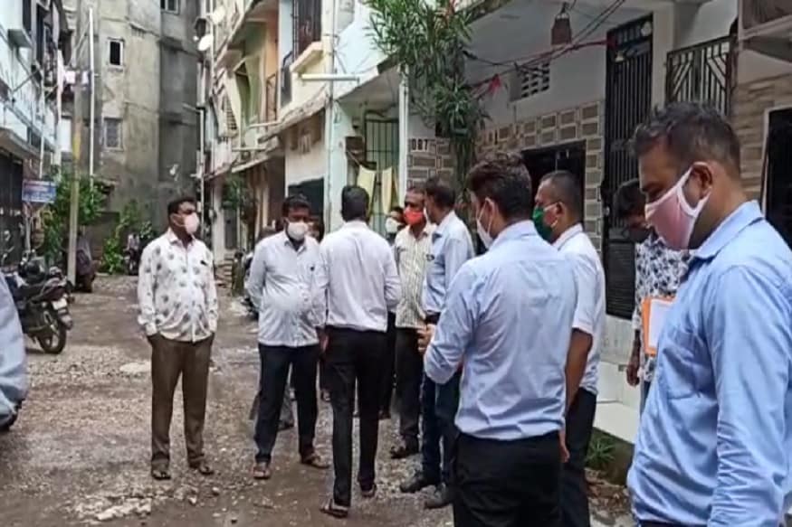 સુરત મહાનગર પાલિકા (surat municipal corporation) સંચાલીત સ્મીમેર હોસ્પિટલની ઘોર બેદરકારી સામે આવી છે. પુણા વિસ્તારમાં આવેલી માતરૂ શક્તિ સોસાયટી ખાતે ઘર નંબર 113માં રહેતા દંપતીને કોરોના રીપોર્ટ પોઝિટિવ આવતા તેઓ 108ની મદદથી સ્મીમેર હોસ્પિટલ સારવાર કરાવવા માટે ગયા હતા. ત્યા તેમને સારવાર આપવાની જગ્યાએ તેમને માત્ર એક દિવસની દવા આપી પોતાના ઘરે જાતે જતા રહેવા સુચના આપી દીધી હતી. સુરત મહાનગર પાલિકા (surat municipal corporation) સંચાલીત સ્મીમેર હોસ્પિટલની ઘોર બેદરકારી સામે આવી છે. પુણા વિસ્તારમાં આવેલી માતરૂ શક્તિ સોસાયટી ખાતે ઘર નંબર 113માં રહેતા દંપતીને કોરોના રીપોર્ટ પોઝિટિવ આવતા તેઓ 108ની મદદથી સ્મીમેર હોસ્પિટલ સારવાર કરાવવા માટે ગયા હતા. ત્યા તેમને સારવાર આપવાની જગ્યાએ તેમને માત્ર એક દિવસની દવા આપી પોતાના ઘરે જાતે જતા રહેવા સુચના આપી દીધી હતી.