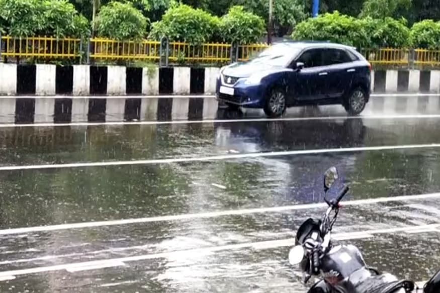 આજે સવારથી અચાનક વાતાવરણમાં પલટા સાથે ધીમીધારે વરસાદ શરૂ થયો હતો.સુરત સહિત દક્ષિણ ગુજરાતમાં વહેલી સવારે વાતાવરણમાં પલટો આવ્યા બાદ ગાજવીજ સાથે કાળા ડિબાંગ વાદળો વચ્ચે ધીમી ધારે શરૂ થયેલા વરસાદે ધમાકેદાર એન્ટ્રી કરી હતી. આજે સવારથી અચાનક વાતાવરણમાં પલટા સાથે ધીમીધારે વરસાદ શરૂ થયો હતો.સુરત સહિત દક્ષિણ ગુજરાતમાં વહેલી સવારે વાતાવરણમાં પલટો આવ્યા બાદ ગાજવીજ સાથે કાળા ડિબાંગ વાદળો વચ્ચે ધીમી ધારે શરૂ થયેલા વરસાદે ધમાકેદાર એન્ટ્રી કરી હતી.