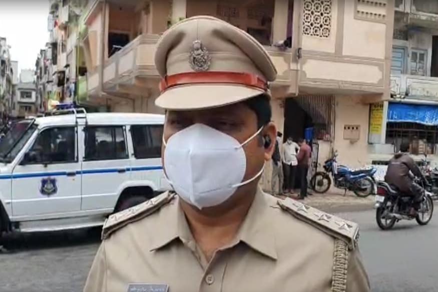 સમગ્ર મામલે પોલીસે (Police complain) ફરિયાદ નોંધી સીસીટીવી ફૂટેજ (CCTV footage) મેળવવા તજવીજ શરૂ કરી છે. ઘટના સ્થળે આવેલા એસીપી પરમારે જણાવ્યું કે ભાજપના નગરસેવક વઘાસિયા બાઇક પર જઈ રહ્યા ત્યારે બે અજાણ્યા ઇસમોએ તેમના પર જીવલેણ હુમલો કર્યો હતો. હૉસ્પિટલમાં જઈને એક્સરે કરાવતા તેમને ગોળી વાગી હોવાનું ખુલ્યું હતું આથી તેમનું ઓપરેશન કરી ગોળી કાઢવામાં આવી હતી. સ્થળ પરથી પોલીસને કારતૂસો મળી આવી હતી. સમગ્ર મામલે પોલીસે (Police complain) ફરિયાદ નોંધી સીસીટીવી ફૂટેજ (CCTV footage) મેળવવા તજવીજ શરૂ કરી છે. ઘટના સ્થળે આવેલા એસીપી પરમારે જણાવ્યું કે ભાજપના નગરસેવક વઘાસિયા બાઇક પર જઈ રહ્યા ત્યારે બે અજાણ્યા ઇસમોએ તેમના પર જીવલેણ હુમલો કર્યો હતો. હૉસ્પિટલમાં જઈને એક્સરે કરાવતા તેમને ગોળી વાગી હોવાનું ખુલ્યું હતું આથી તેમનું ઓપરેશન કરી ગોળી કાઢવામાં આવી હતી. સ્થળ પરથી પોલીસને કારતૂસો મળી આવી હતી.