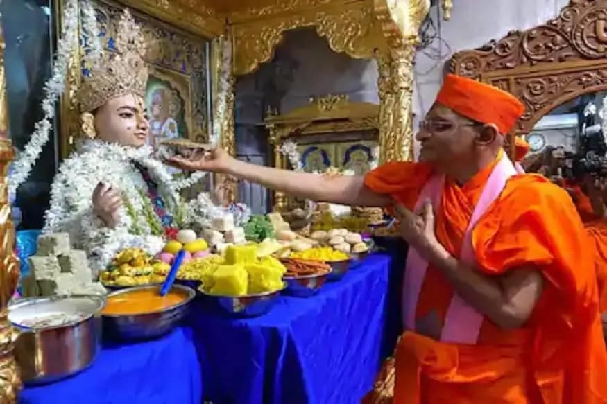 અમદાવાદ : મણિનગર સ્વમિનારાયણ ગાદી સંસ્થાનના આચાર્ય પુરુષોત્તમપ્રિયદાસજી સ્વામીનું નિધન થયું છે. તેમના અંતિમ દર્શન https://www.swaminarayangadi.com પર ઓનલાઇન કરી શકાશે. જેનો સમય સવારે 7થી 8.30 કલાકનો રહેશે. આ સમાચાર મળકા હરી ભક્તોમાં શોકની લાગણી છવાઇ ગઇ છે. નોંધનીય છે કે, તેઓ 28 જૂનના રોજ કોરોના વાયરસથી સંક્રમિત થતા તેમને ખાનગી હૉસ્પિટલમાં દાખલ કરાયા હતાં. અમદાવાદ : મણિનગર સ્વમિનારાયણ ગાદી સંસ્થાનના આચાર્ય પુરુષોત્તમપ્રિયદાસજી સ્વામીનું નિધન થયું છે. તેમના અંતિમ દર્શન https://www.swaminarayangadi.com પર ઓનલાઇન કરી શકાશે. જેનો સમય સવારે 7થી 8.30 કલાકનો રહેશે. આ સમાચાર મળકા હરી ભક્તોમાં શોકની લાગણી છવાઇ ગઇ છે. નોંધનીય છે કે, તેઓ 28 જૂનના રોજ કોરોના વાયરસથી સંક્રમિત થતા તેમને ખાનગી હૉસ્પિટલમાં દાખલ કરાયા હતાં.