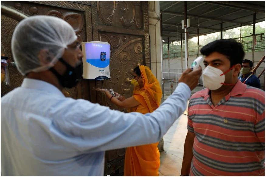 નવી દિલ્હીઃ ભારતમાં કોરોના વાયરસ (Coronavirus) સંક્રમિત દર્દીઓનો આંક 14 લાખને પાર થઈ ગયો છે. એક તરફ ટેસ્ટિંગની સંખ્યા પણ રેકોર્ડ તોડી રહી છે તો તેની સામે નવા પોઝિટિવ કેસોની સંખ્યા પણ વધતી જઈ રહી છે. સોમવારે જાહેર થયેલા આંકડાઓ મુજબ, 24 કલાકમાં રેકોર્ડબ્રેક 49,931 નવા કેસ નોંધાયા છે. દેશમાં એક દિવસમાં કોવિડ-19ના કારણે 708 દર્દીઓનાં મોત થયા છે. ભારતમાં અત્યાર સુધીમાં કોરોનાના 14 લાખ 35 હજાર 453 કન્ફર્મ કેસ નોંધાયા છે. (પ્રતીકાત્મક તસવીર) નવી દિલ્હીઃ ભારતમાં કોરોના વાયરસ (Coronavirus) સંક્રમિત દર્દીઓનો આંક 14 લાખને પાર થઈ ગયો છે. એક તરફ ટેસ્ટિંગની સંખ્યા પણ રેકોર્ડ તોડી રહી છે તો તેની સામે નવા પોઝિટિવ કેસોની સંખ્યા પણ વધતી જઈ રહી છે. સોમવારે જાહેર થયેલા આંકડાઓ મુજબ, 24 કલાકમાં રેકોર્ડબ્રેક 49,931 નવા કેસ નોંધાયા છે. દેશમાં એક દિવસમાં કોવિડ-19ના કારણે 708 દર્દીઓનાં મોત થયા છે. ભારતમાં અત્યાર સુધીમાં કોરોનાના 14 લાખ 35 હજાર 453 કન્ફર્મ કેસ નોંધાયા છે. (પ્રતીકાત્મક તસવીર)