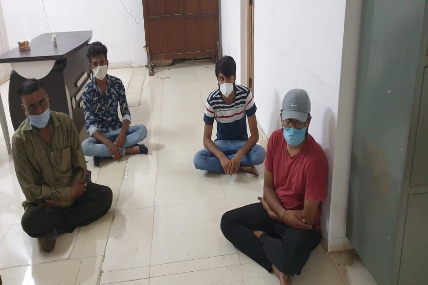 હરિન માત્રાવાડિયા, રાજકોટ : રંગીલા રાજકોટમાં વિદ્યાર્થીઓ ગાંજો ખરીદતા હોય અને તે જ સમયે પોલીસ પહોંચે તેવી ઘટના સામે આવી છે. રાજકોટ એસ.ઓ.જી પોલીસ દ્વારા ત્રણ વિદ્યાર્થીઓને ગાંજો ખરીદી કરતા રંગેહાથ ઝડપી પાડવામાં આવ્યા છે. રાજકોટ એસ.ઓ.જી પોલીસ જ્યારે પર્ણકુટીર વિસ્તારમાંથી પસાર થતી હતી ત્યારે બે બાઇક પર ચાર શકશો ઉભા હતા. પોલીસની નજર આ ચાર શખ્સો પર પડી હતી અને પોલીસને શંકાસ્પદ હરકત જણાતા તમામની પૂછપરછ કરી તલાસી લેવામાં આવી હતી. તલાશી લેતા તેમની પાસેથી ગાંજા નો જથ્થો મળી આવ્યો હતો હરિન માત્રાવાડિયા, રાજકોટ : રંગીલા રાજકોટમાં વિદ્યાર્થીઓ ગાંજો ખરીદતા હોય અને તે જ સમયે પોલીસ પહોંચે તેવી ઘટના સામે આવી છે. રાજકોટ એસ.ઓ.જી પોલીસ દ્વારા ત્રણ વિદ્યાર્થીઓને ગાંજો ખરીદી કરતા રંગેહાથ ઝડપી પાડવામાં આવ્યા છે. રાજકોટ એસ.ઓ.જી પોલીસ જ્યારે પર્ણકુટીર વિસ્તારમાંથી પસાર થતી હતી ત્યારે બે બાઇક પર ચાર શકશો ઉભા હતા. પોલીસની નજર આ ચાર શખ્સો પર પડી હતી અને પોલીસને શંકાસ્પદ હરકત જણાતા તમામની પૂછપરછ કરી તલાસી લેવામાં આવી હતી. તલાશી લેતા તેમની પાસેથી ગાંજા નો જથ્થો મળી આવ્યો હતો
