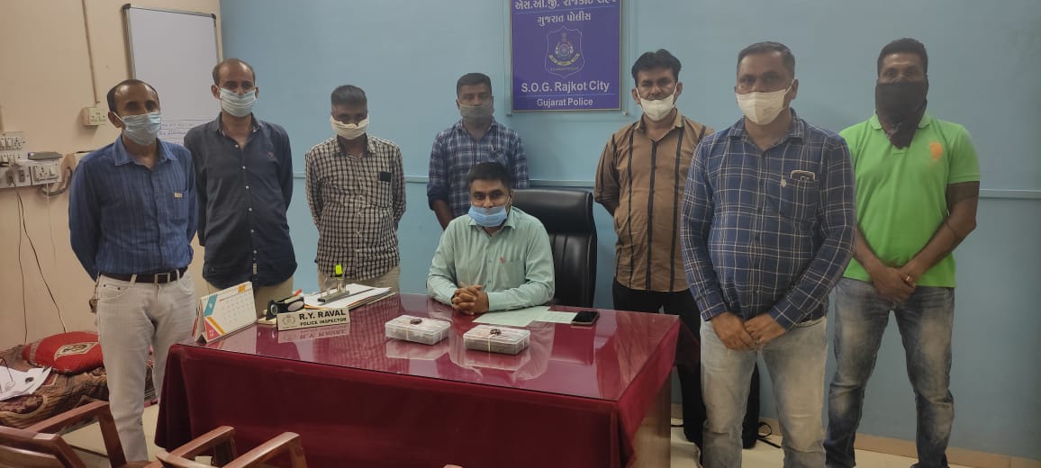 પોલીસે એફવાય બીકોમમાં અભ્યાસ કરતા કેયુર વાઘેલા, એફવાય બીએસસી માં અભ્યાસ કરતા જતીન પંચાસરા અને ડિપ્લોમા મિકેનિકલ નો અભ્યાસ કરતા કિશન વાઘેલા ત્રણેય વિદ્યાર્થીઓની ધરપકડ કરી છે તો સાથે જ ગાંજો વેચનાર વીરેન્દ્ર દેસાઈ ની પણ ધરપકડ કરી છે. પોલીસે એફવાય બીકોમમાં અભ્યાસ કરતા કેયુર વાઘેલા, એફવાય બીએસસી માં અભ્યાસ કરતા જતીન પંચાસરા અને ડિપ્લોમા મિકેનિકલ નો અભ્યાસ કરતા કિશન વાઘેલા ત્રણેય વિદ્યાર્થીઓની ધરપકડ કરી છે તો સાથે જ ગાંજો વેચનાર વીરેન્દ્ર દેસાઈ ની પણ ધરપકડ કરી છે.