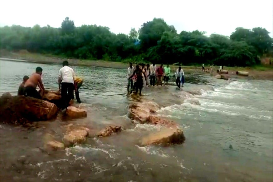 દિનેશ સોલંકી, ગીરસોમનાથ : જાત મહેનત જીંદાબાદ, ગીર સોમનાથ ના ઉમેજ ગામની દાયકાઓ જૂની સમસ્યા ગામ લોકોએ ત્રણ દિવસમાં ઉકેલી, ગામની વચ્ચે પસાર થતી રાવલ નદી પર પુલ બનાવવા તંત્ર ને દાયકાઓથી રજુઆત પરંતુ બેહરાકાને વાત અથડાયા પાછી આવતા જાતમહેનતે બનાવ્યો બેઠો પુલ. દિનેશ સોલંકી, ગીરસોમનાથ : જાત મહેનત જીંદાબાદ, ગીર સોમનાથ ના ઉમેજ ગામની દાયકાઓ જૂની સમસ્યા ગામ લોકોએ ત્રણ દિવસમાં ઉકેલી, ગામની વચ્ચે પસાર થતી રાવલ નદી પર પુલ બનાવવા તંત્ર ને દાયકાઓથી રજુઆત પરંતુ બેહરાકાને વાત અથડાયા પાછી આવતા જાતમહેનતે બનાવ્યો બેઠો પુલ.