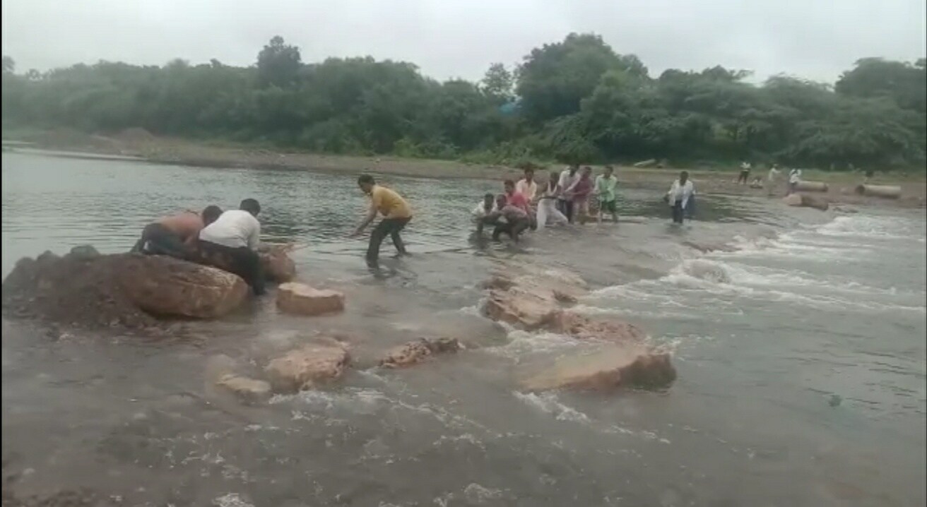 આ દ્રશ્યો છે ઉના તાલુકાના ઉમેજ ગામના, જ્યાં ગામની 60 ટકા જેટલી વસ્તી રાવલ નદીના સામે કાંઠે વસવાટ કરે છે. તો ગામના મોટાભાગના ખેડૂતોની જમીન પણ રાવલ નદીના સામે કાંઠે જ આવેલી છે. દેશ આઝાદ થયું ને દાયકાઓ વીતી ગયા પણ આ ગામની મુખ્ય સમસ્યા નું નિવારણ ન આવ્યું. આ દ્રશ્યો છે ઉના તાલુકાના ઉમેજ ગામના, જ્યાં ગામની 60 ટકા જેટલી વસ્તી રાવલ નદીના સામે કાંઠે વસવાટ કરે છે. તો ગામના મોટાભાગના ખેડૂતોની જમીન પણ રાવલ નદીના સામે કાંઠે જ આવેલી છે. દેશ આઝાદ થયું ને દાયકાઓ વીતી ગયા પણ આ ગામની મુખ્ય સમસ્યા નું નિવારણ ન આવ્યું.