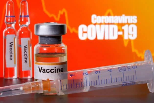 દેશમાં જે કોરોના વાયરસની (Coronavirus) રસી (Vaccine)માટે અટકળો થઈ રહી હતી અને રાહ જોવા રહી હતી તેના વિશે અધિકારીઓએ પહેલી વાર માહિતી આપી છે. શુક્રવારે દેશના સાયન્સ એન્ડ ટેકનોલોજી વિભાગની સંસદીય સમિતિ (Parliamentary Panel) સમક્ષ રજૂ થયેલા અધિકારીઓ સ્પષ્ટપણે કહ્યું છે કે વેક્સિન આ વર્ષે તૈયાર નહીં થાય. સૂત્રોએ સીએનએન ન્યૂઝ 18ને એક એક્સક્લૂઝિવ વાતચીતમાં જણાવ્યું કે કોરોના વાયરસની કોઈ પણ સ્વદેશી વેક્સિન આગામી એક વર્ષ સુધી તૈયાર નહીં થઈ શકે તેવો સંદેશો સમિતિને આપવામાં આવ્યો છે. દેશમાં જે કોરોના વાયરસની (Coronavirus) રસી (Vaccine)માટે અટકળો થઈ રહી હતી અને રાહ જોવા રહી હતી તેના વિશે અધિકારીઓએ પહેલી વાર માહિતી આપી છે. શુક્રવારે દેશના સાયન્સ એન્ડ ટેકનોલોજી વિભાગની સંસદીય સમિતિ (Parliamentary Panel) સમક્ષ રજૂ થયેલા અધિકારીઓ સ્પષ્ટપણે કહ્યું છે કે વેક્સિન આ વર્ષે તૈયાર નહીં થાય. સૂત્રોએ સીએનએન ન્યૂઝ 18ને એક એક્સક્લૂઝિવ વાતચીતમાં જણાવ્યું કે કોરોના વાયરસની કોઈ પણ સ્વદેશી વેક્સિન આગામી એક વર્ષ સુધી તૈયાર નહીં થઈ શકે તેવો સંદેશો સમિતિને આપવામાં આવ્યો છે.
