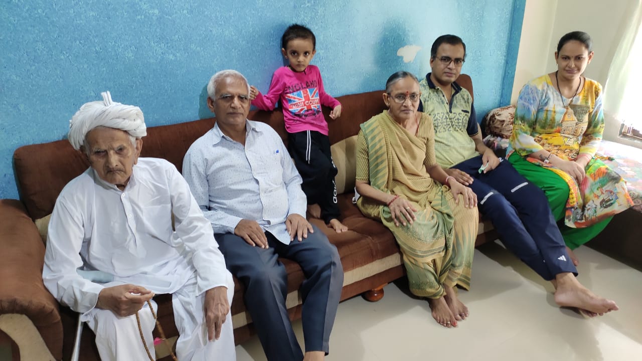 મૂળ સૌરાષ્ટ્રના ભાવનગર જિલ્લાના ગારીયાધાર તાલુકાના રૂપાવટી ગામના વતની અને સુરત માં મોટા વરાછા (goyani family of surat) વિસ્તારમાં સ્થિત રાધે રેસિડેન્સી રહેતા અને રિયલ એસ્ટેટ સાથે સંકળાયેલ ગોયાણી પરિવારના સાત સભ્યોને કોરોનાનો ચેપ લાગ્યો હતો. પરિવારમાં સૌથી મોટી ઉંમર ના 106 વર્ષના ગોવિંદભાઈ ગોયાણીના પૌત્ર કેડીને સૌ પ્રથમ બે દિવસ તાવ આવ્યો હતો. જેથી તેનો રિપોર્ટ કરાવાતા તેનામાં કોવિડ-19નો ચેપ હોવાનું સામે આવ્યું હતું. મૂળ સૌરાષ્ટ્રના ભાવનગર જિલ્લાના ગારીયાધાર તાલુકાના રૂપાવટી ગામના વતની અને સુરત માં મોટા વરાછા (goyani family of surat) વિસ્તારમાં સ્થિત રાધે રેસિડેન્સી રહેતા અને રિયલ એસ્ટેટ સાથે સંકળાયેલ ગોયાણી પરિવારના સાત સભ્યોને કોરોનાનો ચેપ લાગ્યો હતો. પરિવારમાં સૌથી મોટી ઉંમર ના 106 વર્ષના ગોવિંદભાઈ ગોયાણીના પૌત્ર કેડીને સૌ પ્રથમ બે દિવસ તાવ આવ્યો હતો. જેથી તેનો રિપોર્ટ કરાવાતા તેનામાં કોવિડ-19નો ચેપ હોવાનું સામે આવ્યું હતું.