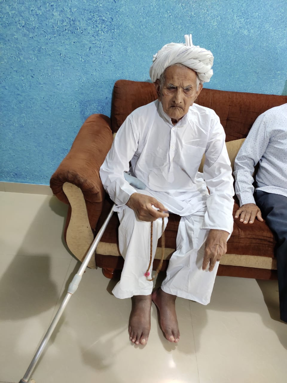 ઘરમાં એક પોઝિટિવ કેસ હોવાથી અન્ય સભ્યોનો પણ રિપોર્ટ કરાવાયો હતો. નવ સભ્યોનો રિપોર્ટ કરાવાતા એક જ પરિવારની ચાર પેઢીમાં ગોવિંદ દાદા (Govind dada 106), તેમના પુત્ર લાધાભાઈ અને પત્ની શિવકુંવરબેન, પૌત્ર કેડી અને અશ્વિન-પત્ની કિંજલ, પ્રપૌત્ર સનતનો પણ રિપોર્ટ પોઝિટિવ આવ્યો હતો. ઘરમાં એક પોઝિટિવ કેસ હોવાથી અન્ય સભ્યોનો પણ રિપોર્ટ કરાવાયો હતો. નવ સભ્યોનો રિપોર્ટ કરાવાતા એક જ પરિવારની ચાર પેઢીમાં ગોવિંદ દાદા (Govind dada 106), તેમના પુત્ર લાધાભાઈ અને પત્ની શિવકુંવરબેન, પૌત્ર કેડી અને અશ્વિન-પત્ની કિંજલ, પ્રપૌત્ર સનતનો પણ રિપોર્ટ પોઝિટિવ આવ્યો હતો.
