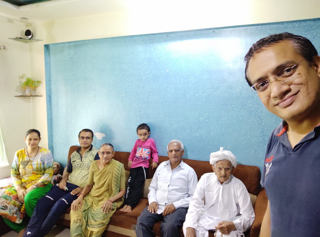 ઘરના તમામ સભ્યોમાં કોરોનાના માઈલ્ડ લક્ષણો જોવા મળ્યાં હતાં. જેથી પરિવારના સભ્યોએ ઘરમાં જ સારવાર લેવાનું નક્કી કર્યું હતું. ઘરમાં ચેપમાંથી કેડીના પત્ની કાજલ અને દીકરી ધ્વીજા અને ગોવિંદદાદાના પત્ની કાશીબા ત્રણનો કોરોના રિપોર્ટ નેગેટિવ આવ્યો હતો. જેથી આ ત્રણેયને સંબંધીઓના ઘરે મોકલી દેવામાં આવ્યાં હતાં. ઘરના તમામ સભ્યોમાં કોરોનાના માઈલ્ડ લક્ષણો જોવા મળ્યાં હતાં. જેથી પરિવારના સભ્યોએ ઘરમાં જ સારવાર લેવાનું નક્કી કર્યું હતું. ઘરમાં ચેપમાંથી કેડીના પત્ની કાજલ અને દીકરી ધ્વીજા અને ગોવિંદદાદાના પત્ની કાશીબા ત્રણનો કોરોના રિપોર્ટ નેગેટિવ આવ્યો હતો. જેથી આ ત્રણેયને સંબંધીઓના ઘરે મોકલી દેવામાં આવ્યાં હતાં.