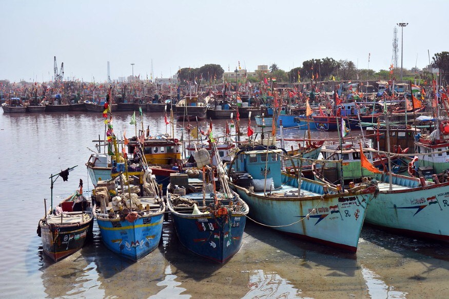 દિનેશ સોલંકી, ગીર સોમનાથ : ચીન ભારત સરહદ વિવાદની અસર ફિશરીઝ પર વર્તાઈ છે. ગુજરાતના સૌથી મોટા મત્સ્ય ઉદ્યોગ વેરાવળમાંથી 70 ટકા ફિશનું ઉત્પાદન થાય છે અને ચીનમાં સપ્લાય થાય છે. સરહદ વિવાદના કારણે ફિશ ઉદ્યોગને મોટ ફટકો પડ્યો છે. જે રીતે ભારતમાં ચીનાના મોબાઈલ નો ક્રેઝ છે તેવી જ રીતે ચીનમાં ગુજરાતની માછલીનો ક્રેઝ છે. વેરાવળ બંદર સહિત ગુજરાતભર ના દરિયા કિનારાની મોટા ભાગની ફિશ ચીનમાં સપ્લાય થાય છે. અને તેનાથી દરવર્ષે 5 હજાર કરોડ નું ટર્નઓવર થાય છે. પરંતુ ચીન સાથેના સરહદ વિવાદના કારણે ફિશ એક્સપૉર્ટ પર માઠી અસર પડી છે. દિનેશ સોલંકી, ગીર સોમનાથ : ચીન ભારત સરહદ વિવાદની અસર ફિશરીઝ પર વર્તાઈ છે. ગુજરાતના સૌથી મોટા મત્સ્ય ઉદ્યોગ વેરાવળમાંથી 70 ટકા ફિશનું ઉત્પાદન થાય છે અને ચીનમાં સપ્લાય થાય છે. સરહદ વિવાદના કારણે ફિશ ઉદ્યોગને મોટ ફટકો પડ્યો છે. જે રીતે ભારતમાં ચીનાના મોબાઈલ નો ક્રેઝ છે તેવી જ રીતે ચીનમાં ગુજરાતની માછલીનો ક્રેઝ છે. વેરાવળ બંદર સહિત ગુજરાતભર ના દરિયા કિનારાની મોટા ભાગની ફિશ ચીનમાં સપ્લાય થાય છે. અને તેનાથી દરવર્ષે 5 હજાર કરોડ નું ટર્નઓવર થાય છે. પરંતુ ચીન સાથેના સરહદ વિવાદના કારણે ફિશ એક્સપૉર્ટ પર માઠી અસર પડી છે.