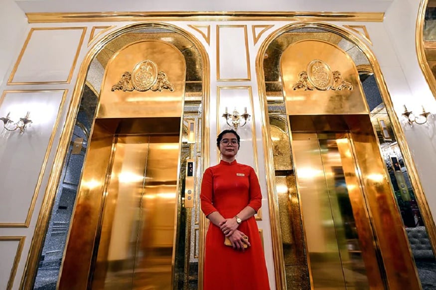 દુનિયાની પહેલી સોનાની હોટલ (world first golden hotel) વિયતનામની (Vietnam) રાજધાની ઈનોઈમાં (Inoi) ખુલી છે. અહીં દરવાજા, કપ, ટેબ, બારી, નળ વોશરૂમ, ખાવાના વાસણો બધું જ સોનાનું છે. 2 જુલાઈ એટલે કે ગુરુવારે આ હોટલનો શુભારંભ થયો છે. (ફોટો- AFP) દુનિયાની પહેલી સોનાની હોટલ (world first golden hotel) વિયતનામની (Vietnam) રાજધાની ઈનોઈમાં (Inoi) ખુલી છે. અહીં દરવાજા, કપ, ટેબ, બારી, નળ વોશરૂમ, ખાવાના વાસણો બધું જ સોનાનું છે. 2 જુલાઈ એટલે કે ગુરુવારે આ હોટલનો શુભારંભ થયો છે. (ફોટો- AFP)