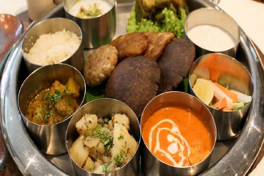 શ્રાવણ માસમાં મોટાભાગના શિવભક્તો ઉપવાસ કરે છે. શ્રાવણ માસ તે દાન અને પુણ્ય કમાવાનો મહિનો છે. કહેવાય છે કે આ સમયે શિવ ભક્તિ કરવાથી મનને શાંતિ મળે છે અને મનુષ્યના પાપ નાશ થાય છે. વળી ઉપવાસ કરવો શરીર માટે પણ ખૂબ જ લાભકારી થાય છે. સપ્તાહ કે માસમાં એક વાર ઉપવાસ કરવો, હળવું ભોજન કરવું વિજ્ઞાન અને આયુર્વેદની દ્રષ્ટ્રીએ પણ હિતકારી છે. શ્રાવણ માસમાં મોટાભાગના શિવભક્તો ઉપવાસ કરે છે. શ્રાવણ માસ તે દાન અને પુણ્ય કમાવાનો મહિનો છે. કહેવાય છે કે આ સમયે શિવ ભક્તિ કરવાથી મનને શાંતિ મળે છે અને મનુષ્યના પાપ નાશ થાય છે. વળી ઉપવાસ કરવો શરીર માટે પણ ખૂબ જ લાભકારી થાય છે. સપ્તાહ કે માસમાં એક વાર ઉપવાસ કરવો, હળવું ભોજન કરવું વિજ્ઞાન અને આયુર્વેદની દ્રષ્ટ્રીએ પણ હિતકારી છે.