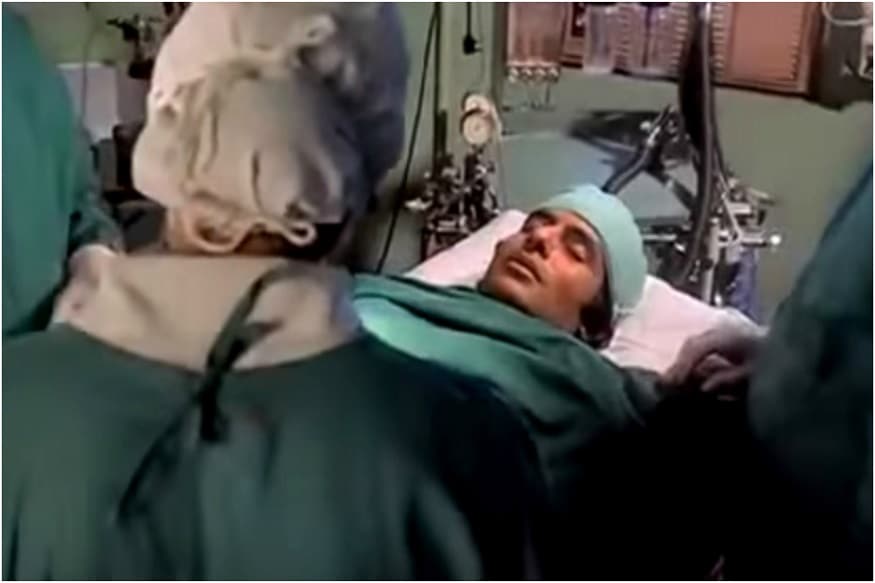 વર્ષ 1982માં ફિલ્મ કૂલીનાં સેટ પર બિગ બી સાથે થયેલાં તે અકસ્માત કોઇ ભૂલી શકે નહીં. જ્યારે મોતનાં મુખમાં અમિતાભ બચ્ચન હતાં. તે દિવસ 26 જુલાઇ 1982નો હતો. ફિલ્મનાં સેટ પર અમિતાભ બચ્ચન અને વિલન પુનિત ઇસ્સર વચ્ચે ફાઇટ સિન ચાલી રહ્યો હતો. પુનિતે બિગ બીનાં પેટમાં જોરથી મુક્કો માર્યો, દુર્ભાગ્યવશ તે એટલી જોરથી લાગ્યો કે બિગ બી ત્યાં સ્ટીલનાં એક ટેબલને જઇને અથડાયા હતાં. અને તેમનાં પેટમાં ભારે ઇજા થઇ હતી. તે ઇજા એટલી ઘાતક હતી કે પેટનાં આંતરડા અને પાસડી તુટી ગયા હતાં. આ ઘટના બાદ અમિતાભ બચ્ચન ગંભીર રીતે ઇજાગ્રસ્ત થયા હતાં અને તેમને હોસ્પિટલમાં દાખલ કરવામાં આવ્યાં હતાં. વર્ષ 1982માં ફિલ્મ કૂલીનાં સેટ પર બિગ બી સાથે થયેલાં તે અકસ્માત કોઇ ભૂલી શકે નહીં. જ્યારે મોતનાં મુખમાં અમિતાભ બચ્ચન હતાં. તે દિવસ 26 જુલાઇ 1982નો હતો. ફિલ્મનાં સેટ પર અમિતાભ બચ્ચન અને વિલન પુનિત ઇસ્સર વચ્ચે ફાઇટ સિન ચાલી રહ્યો હતો. પુનિતે બિગ બીનાં પેટમાં જોરથી મુક્કો માર્યો, દુર્ભાગ્યવશ તે એટલી જોરથી લાગ્યો કે બિગ બી ત્યાં સ્ટીલનાં એક ટેબલને જઇને અથડાયા હતાં. અને તેમનાં પેટમાં ભારે ઇજા થઇ હતી. તે ઇજા એટલી ઘાતક હતી કે પેટનાં આંતરડા અને પાસડી તુટી ગયા હતાં. આ ઘટના બાદ અમિતાભ બચ્ચન ગંભીર રીતે ઇજાગ્રસ્ત થયા હતાં અને તેમને હોસ્પિટલમાં દાખલ કરવામાં આવ્યાં હતાં.