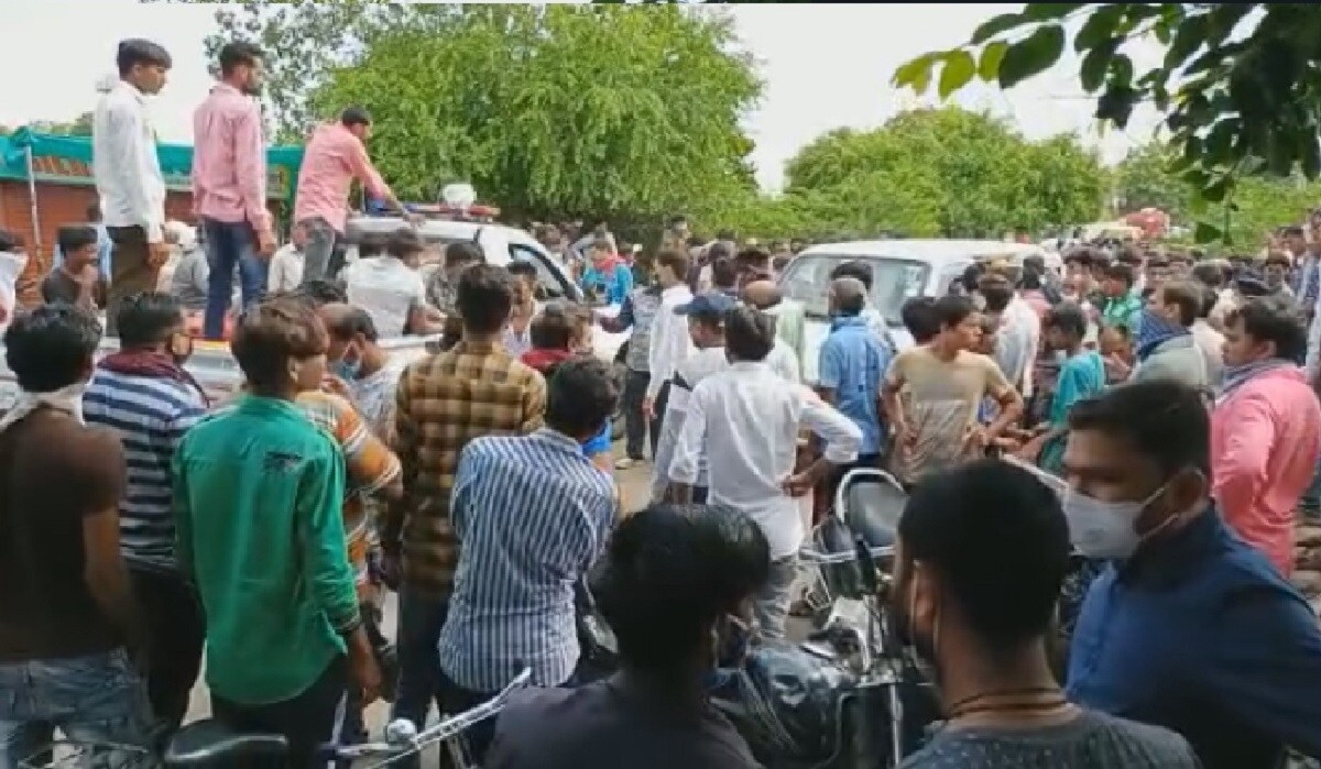 મળતી માહિતી પ્રમાણે, લીંબડી ખારાવાસ વિસ્તારમાં રહેતો 18 વર્ષનો યશ બાબુભાઈ પરમારે ગાયત્રી મંદિર પાસેના તળાવમાં ઝંપલાવ્યું છે. આ ઘટનાની જાણ થતા પરિવાર પર જાણે આભ પડ્યું હોય તેવો આઘાત લાગ્યો હતો. ગામ લોકોમાં પણ શોકની લાગણી છવાઇ ગઇ છે. ઘટનાની જાણ થતા સ્થાનિક તરવૈયાઓ જાહિદ બેલીમ, નરેશ ચૌહાણ, વિક્રમ કારડીયા, શાહરૂખ, જગદિશ દેવીપૂજક, જયંતિ દેવીપૂજકે 5થી 6 કલાક તળાવનાં પાણીમાં કિશોરના મૃતદેહની શોધખોળ કરી હતી. ભારે જહેમત બાદ યશ બાબુભાઈ પરમારનો મૃતદેહ શોધી કાઢવામાં સફળતા મળી હતી. જે બાદ તેને તાત્કાલિક લીંબડી હોસ્પિટલમાં ખસેડવામાં આવ્યો હતો. પરંતુ ત્યાંના તીબીબોએ કિશોરને મૃત જાહેર કર્યો હતો. મળતી માહિતી પ્રમાણે, લીંબડી ખારાવાસ વિસ્તારમાં રહેતો 18 વર્ષનો યશ બાબુભાઈ પરમારે ગાયત્રી મંદિર પાસેના તળાવમાં ઝંપલાવ્યું છે. આ ઘટનાની જાણ થતા પરિવાર પર જાણે આભ પડ્યું હોય તેવો આઘાત લાગ્યો હતો. ગામ લોકોમાં પણ શોકની લાગણી છવાઇ ગઇ છે. ઘટનાની જાણ થતા સ્થાનિક તરવૈયાઓ જાહિદ બેલીમ, નરેશ ચૌહાણ, વિક્રમ કારડીયા, શાહરૂખ, જગદિશ દેવીપૂજક, જયંતિ દેવીપૂજકે 5થી 6 કલાક તળાવનાં પાણીમાં કિશોરના મૃતદેહની શોધખોળ કરી હતી. ભારે જહેમત બાદ યશ બાબુભાઈ પરમારનો મૃતદેહ શોધી કાઢવામાં સફળતા મળી હતી. જે બાદ તેને તાત્કાલિક લીંબડી હોસ્પિટલમાં ખસેડવામાં આવ્યો હતો. પરંતુ ત્યાંના તીબીબોએ કિશોરને મૃત જાહેર કર્યો હતો.