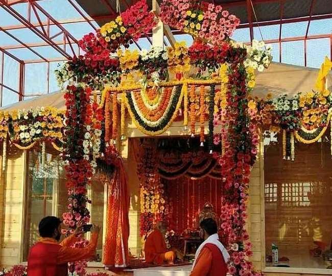 જોકે, મહત્વ ની વાત તો એ છે, કે આચાર્ય સભા દ્વારા સાત કિલો ચાંદી પણ આપવામાં આવશે. જે ચાંદી તેઓ અહીંથી તેમની સાથે લઈ ગયા છે. અયોધ્યા જતા સાધુ સંતોની સાથે મોટી સંખ્યામાં વિશ્વ હિન્દુ પરિષદના કાર્યકર્તા અને હોદેદારો પણ એરપોર્ટ પહોંચ્યા હતા. જોકે, મહત્વ ની વાત તો એ છે, કે આચાર્ય સભા દ્વારા સાત કિલો ચાંદી પણ આપવામાં આવશે. જે ચાંદી તેઓ અહીંથી તેમની સાથે લઈ ગયા છે. અયોધ્યા જતા સાધુ સંતોની સાથે મોટી સંખ્યામાં વિશ્વ હિન્દુ પરિષદના કાર્યકર્તા અને હોદેદારો પણ એરપોર્ટ પહોંચ્યા હતા.