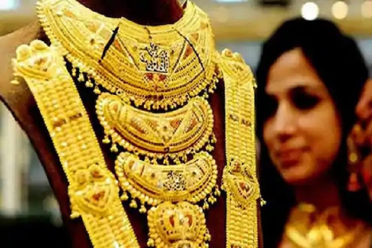 અમદાવાદ બુલિયન માર્કેટમાં (Gold-Silver price in Ahmedabad)આજે શનિવારે એક કિલો ચાંદીના ભાવમાં પાછલા બંધ ભાવમાં કોઈ ફેરફાર ન થતાં ચાંદી ચોરસાનો ભાવ 66,000 રૂપિયા અને ચાંદી રુપુનો ભાવ 65,800 રૂપિયાના સ્તરે બંધ રહ્યો હતો. જ્યારે 10 ગ્રામ સોનાના ભાવમાં 300 રૂપિયાનો સુધારો થતાં સોનું સ્ટાન્ડર્ડ (99.9) 54,300 રૂપિયા અને સોનું તેજાબી (99.5) 54,100 રૂપિયાની સપાટીએ રહ્યું હતું. અમદાવાદ બુલિયન માર્કેટમાં (Gold-Silver price in Ahmedabad)આજે શનિવારે એક કિલો ચાંદીના ભાવમાં પાછલા બંધ ભાવમાં કોઈ ફેરફાર ન થતાં ચાંદી ચોરસાનો ભાવ 66,000 રૂપિયા અને ચાંદી રુપુનો ભાવ 65,800 રૂપિયાના સ્તરે બંધ રહ્યો હતો. જ્યારે 10 ગ્રામ સોનાના ભાવમાં 300 રૂપિયાનો સુધારો થતાં સોનું સ્ટાન્ડર્ડ (99.9) 54,300 રૂપિયા અને સોનું તેજાબી (99.5) 54,100 રૂપિયાની સપાટીએ રહ્યું હતું.