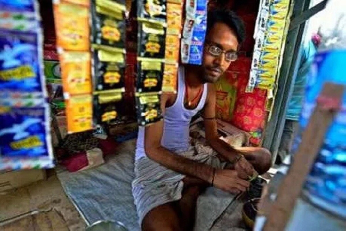 નવી દિલ્હીઃ કોરોના વાયરસ (coronavirus) લોકડાઉન (locdown) દરમિયાન પાન-મસાલાના ગલ્લાઓને ખોલવા ઉપર પ્રતિબંધ લગાવવામાં આવ્યો હતો ત્યારે વ્યસનના બંધાણીઓને ભારે હાલાકની સામનો કરવો પડ્યો હતો. જોકે, આવા લોકો માટે ટૂંક સમયમાં માઠાં સમાચાર આવી શકે છે. ગુડ્સ એન્ડ સર્વિસ ટેક્સ (GST) કાઉન્સિલની બેઠક આ મહિને (GST Council Meeting) યોજાનારી છે. જીએસટી કાઉન્સિલ (GST Council)ની બેઠક ઓગસ્ટ મહિનામાં ગમે ત્યારે યોજાઈ શકે છે. કમ્પન્સેશન જરૂરિયાતોને પુરી કરવાના ઉપાયો ઉપર બેઠકનો એક માત્ર એજન્ડા રહેશે. આ ઉપરાંત બેઠકમાં કમ્પન્સેશન ફંડને વધારવા માટે ત્રણ મુખ્ય સલાહ ઉપર પણ ચર્ચા થવની સંભાવના છે. નવી દિલ્હીઃ કોરોના વાયરસ (coronavirus) લોકડાઉન (locdown) દરમિયાન પાન-મસાલાના ગલ્લાઓને ખોલવા ઉપર પ્રતિબંધ લગાવવામાં આવ્યો હતો ત્યારે વ્યસનના બંધાણીઓને ભારે હાલાકની સામનો કરવો પડ્યો હતો. જોકે, આવા લોકો માટે ટૂંક સમયમાં માઠાં સમાચાર આવી શકે છે. ગુડ્સ એન્ડ સર્વિસ ટેક્સ (GST) કાઉન્સિલની બેઠક આ મહિને (GST Council Meeting) યોજાનારી છે. જીએસટી કાઉન્સિલ (GST Council)ની બેઠક ઓગસ્ટ મહિનામાં ગમે ત્યારે યોજાઈ શકે છે. કમ્પન્સેશન જરૂરિયાતોને પુરી કરવાના ઉપાયો ઉપર બેઠકનો એક માત્ર એજન્ડા રહેશે. આ ઉપરાંત બેઠકમાં કમ્પન્સેશન ફંડને વધારવા માટે ત્રણ મુખ્ય સલાહ ઉપર પણ ચર્ચા થવની સંભાવના છે.