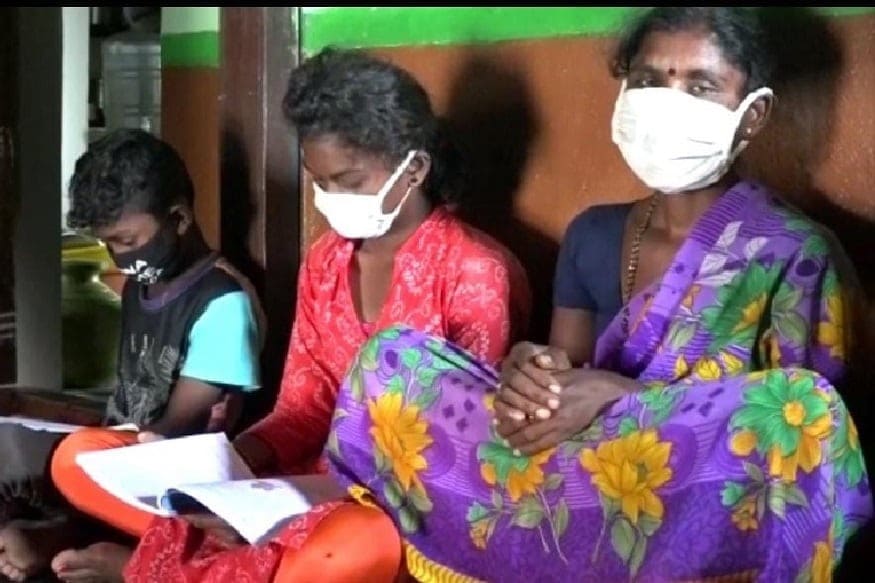 કોરોના વાયરસ (coronavirus) લોકડાઉનના (lockdown) કારણે દેશભરમાં સ્કૂલ અને કોલેજ અનેક મહિનાઓથી બંધ છે. આવી સ્થિતિમાં બાળકોનો અભ્યાસ ટીવી અને ઓનલાઈન ક્લાસના (online class) માધ્યમથી થઈ રહ્યો છે. ગરીબ હોવાના કારણે એક મહિલાએ પોતાના બાળકોના અભ્યાસ માટે ટીવી (tv) ઉપલબ્ધ નહીં કરાવી શક્યા બાદ જે કર્યું એ જાણીને તમે માતાને સલામ કરશો. ગરીબ માતાએ (Poor mother) બાળકોના અભ્યાસ માટે પોતાના સુહાગની નિશાની એવી મંગળસૂત્ર સુદ્ધા ગિરવી રાખ્યું હતું. મંગળસૂત્ર (Mangalsutra) ગિરવી રાખ્યા બાદ તેનાથી મળેલા પૈસાથી મહિલાએ ટીવી સેટ ખરીદ્યો હતો. કોરોના વાયરસ (coronavirus) લોકડાઉનના (lockdown) કારણે દેશભરમાં સ્કૂલ અને કોલેજ અનેક મહિનાઓથી બંધ છે. આવી સ્થિતિમાં બાળકોનો અભ્યાસ ટીવી અને ઓનલાઈન ક્લાસના (online class) માધ્યમથી થઈ રહ્યો છે. ગરીબ હોવાના કારણે એક મહિલાએ પોતાના બાળકોના અભ્યાસ માટે ટીવી (tv) ઉપલબ્ધ નહીં કરાવી શક્યા બાદ જે કર્યું એ જાણીને તમે માતાને સલામ કરશો. ગરીબ માતાએ (Poor mother) બાળકોના અભ્યાસ માટે પોતાના સુહાગની નિશાની એવી મંગળસૂત્ર સુદ્ધા ગિરવી રાખ્યું હતું. મંગળસૂત્ર (Mangalsutra) ગિરવી રાખ્યા બાદ તેનાથી મળેલા પૈસાથી મહિલાએ ટીવી સેટ ખરીદ્યો હતો.