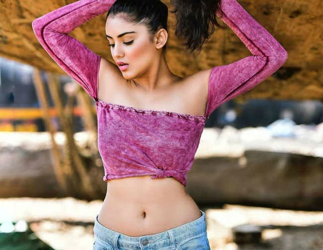 કોરોના કાળમાં બોલિવૂડ હોય કે સાઉથના સેલેબ્રિટી તમામ લોકો હાલ સોશિયલ મીડિયા પર ખૂબ જ એક્ટિવ થયા છે. ત્યારે સાઉથ ફિલ્મોની જાણીતી અભિનેત્રીએ હાલમાં જ પોલ ડાન્સ કરીને સોશિયલ મીડિયામાં તેના ફેન્સને ક્રેઝી કર્યા હતા. ઉલ્લેખનીય છે કે સાઉથની ફિલ્મોમા પોતાનું કેરિયર શરૂ કરનાર માલ્વિકા શર્મા તેના આ પૉલ ડાન્સનો વીડિયો પણ શેર કર્યો હતો. Photo: Instagram કોરોના કાળમાં બોલિવૂડ હોય કે સાઉથના સેલેબ્રિટી તમામ લોકો હાલ સોશિયલ મીડિયા પર ખૂબ જ એક્ટિવ થયા છે. ત્યારે સાઉથ ફિલ્મોની જાણીતી અભિનેત્રીએ હાલમાં જ પોલ ડાન્સ કરીને સોશિયલ મીડિયામાં તેના ફેન્સને ક્રેઝી કર્યા હતા. ઉલ્લેખનીય છે કે સાઉથની ફિલ્મોમા પોતાનું કેરિયર શરૂ કરનાર માલ્વિકા શર્મા તેના આ પૉલ ડાન્સનો વીડિયો પણ શેર કર્યો હતો. Photo: Instagram