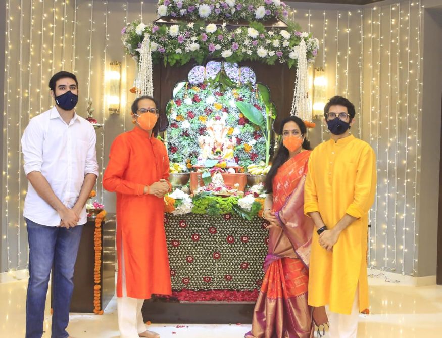  ભારત ભરમાં ગણેશ ચતુર્થીના પાવન અવસર પર ગણેશજી મૂર્તિનું ભક્તિભાવ સાથે પૂજા અર્ચના કરવામાં આવી હતી. મહારાષ્ટ્રમાં પણ આ પર્વને ખાસ ધામધૂમથી ઉજવવામાં આવે છે. ત્યારે કોરોના કાળમાં પણ લોકોની આસ્થા બાપ્પા પરથી હંમેશા જેવી જ રહી હતી. અનેક રાજકીય નેતાઓએ આ પ્રસંગે તેમના ઘરે બાપ્પાની મૂર્તિની સ્થાપના કરી હતી. ત્યારે મહારાષ્ટ્રના મુખ્યમંત્રી ઉદ્ઘવ ઠાકરે અને તેમના પરિવારે પણ તેમના ઘર ખાતે ગણેતજીની સ્થાપના કરીને પૂજા અર્ચના કરી હતી.