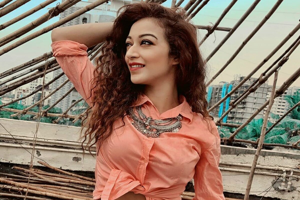 તારક મહેતાના ઉલ્ટા ચશ્મા (Taarak Mehta Ka Ooltah Chashmah)માં નવી અંજલી ભાભી (Anjali Bhabhi) બનેલી એક્ટ્રેસ સુનૈના ફૌજદાર (Sunayana Fozdar)એ પોતાના પહેલા એપિસોડને લઇને ખુલીને વાત કરી છે. વળી તેણે શોમાં એન્ટ્રીને લઇને પણ ખાસ વાત શેર કરી છે. આ પાત્રને પહેલા ગુજરાતી અભિનેત્રી નેહા મહેતા દ્વારા નીભાવવામાં આવતું હતું. ત્યારે સુનૈના ફોજદારે જણાવ્યું કે તે પહેલા એપિસોડના દિવસે કંઇ વાતના કારણે હતી પરેશાન. (Photo Credit- sunayanaf/Instagram) તારક મહેતાના ઉલ્ટા ચશ્મા (Taarak Mehta Ka Ooltah Chashmah)માં નવી અંજલી ભાભી (Anjali Bhabhi) બનેલી એક્ટ્રેસ સુનૈના ફૌજદાર (Sunayana Fozdar)એ પોતાના પહેલા એપિસોડને લઇને ખુલીને વાત કરી છે. વળી તેણે શોમાં એન્ટ્રીને લઇને પણ ખાસ વાત શેર કરી છે. આ પાત્રને પહેલા ગુજરાતી અભિનેત્રી નેહા મહેતા દ્વારા નીભાવવામાં આવતું હતું. ત્યારે સુનૈના ફોજદારે જણાવ્યું કે તે પહેલા એપિસોડના દિવસે કંઇ વાતના કારણે હતી પરેશાન. (Photo Credit- sunayanaf/Instagram)