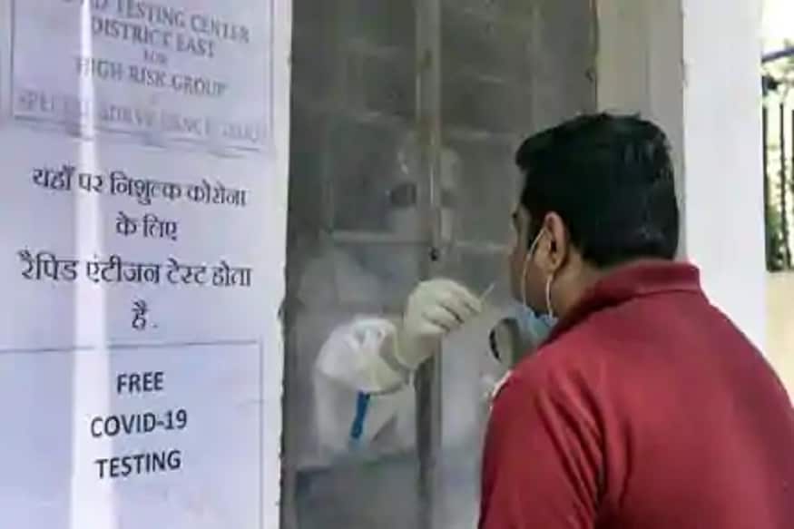 અમદાવાદ : રાજ્યમાં (Gujarat)કોરોના વાયરસના (Coronavirus)ના કેસમાં વધારો યથાવત્ રહ્યો છે. છેલ્લા 24 કલાકમાં ગુજરાતમાં કોરોના વાયરસના 1136 નવા કેસ નોંધાયા છે. જેની સામે 875 દર્દીઓ સાજા થયા છે. છેલ્લા 24 કલાકમાં રાજ્યમાં કોવિડ-19 (Covid19)ના કારણે 24 દર્દીના મોત થયા છે. 24 કલાકમાં સૌથી વધુ સુરત જિલ્લામાં (SURAT Coronavirus updates) 262 કેસ નોંધાયા છે. રાજ્યમાં કોરોનાના કુલ કેસ 62,574 છે. જેમાંથી એક્ટિવ કેસ 14,327 છે. (પ્રતિકાત્મક તસવીર) અમદાવાદ : રાજ્યમાં (Gujarat)કોરોના વાયરસના (Coronavirus)ના કેસમાં વધારો યથાવત્ રહ્યો છે. છેલ્લા 24 કલાકમાં ગુજરાતમાં કોરોના વાયરસના 1136 નવા કેસ નોંધાયા છે. જેની સામે 875 દર્દીઓ સાજા થયા છે. છેલ્લા 24 કલાકમાં રાજ્યમાં કોવિડ-19 (Covid19)ના કારણે 24 દર્દીના મોત થયા છે. 24 કલાકમાં સૌથી વધુ સુરત જિલ્લામાં (SURAT Coronavirus updates) 262 કેસ નોંધાયા છે. રાજ્યમાં કોરોનાના કુલ કેસ 62,574 છે. જેમાંથી એક્ટિવ કેસ 14,327 છે. (પ્રતિકાત્મક તસવીર)