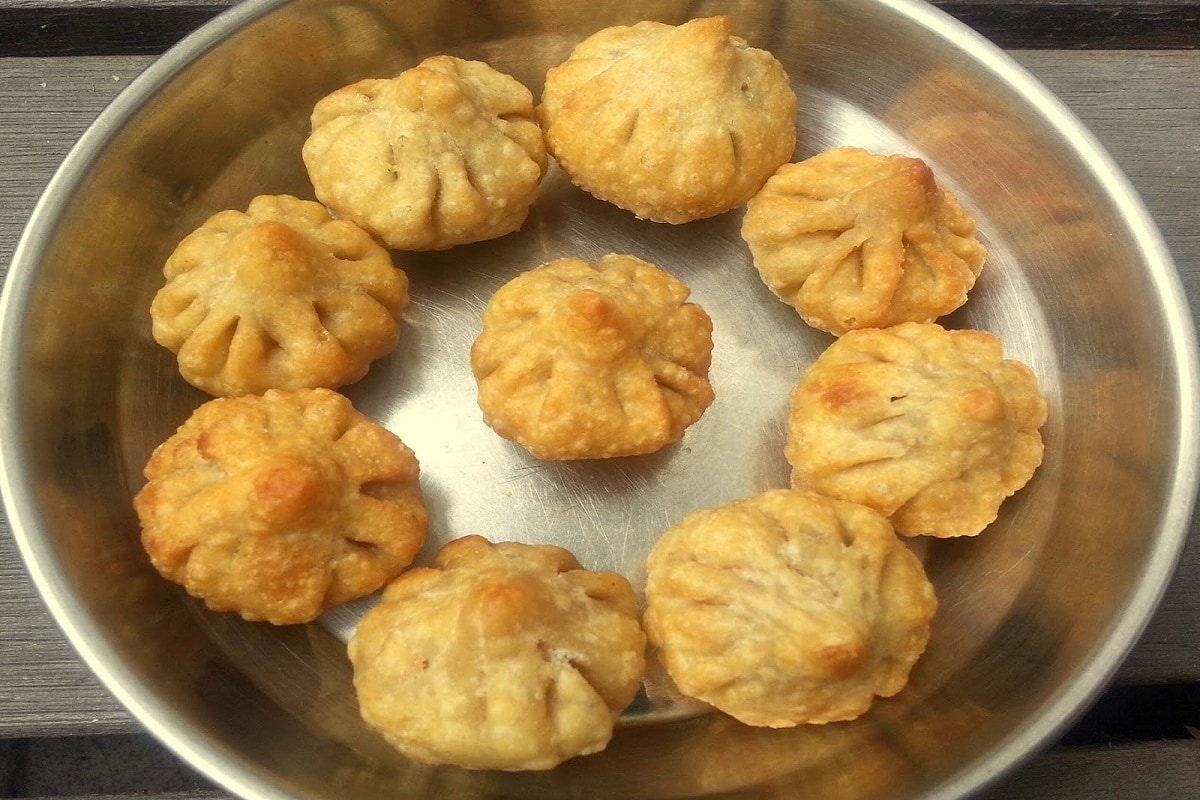 ત્યાર બાદ એક તપેલામાં બે વાટકી પાણી લઈને ગરમ કરો. પાણી ઉકળે એટલે તેમાં એક ચપટી મીઠું, ઘી અથવા તેલ નાખો. હવે તેમાં ધીરે ધીરે મેંદો નાખતા જાવ. પછી ઢાંકણ ઢાંકી થોડી વાર સીઝવા દો. તાપ એકદમ ધીમો રાખવો. થોડી વાર પછી બધું પાણી લોટમાં ચુસાઈ જાય ત્યારે આંચ પરથી તપેલું ઉતારી લઈ એક થાળીમાં લોટ કાઢી લઈ હાથ પર ઘી લગાવી ગરમ ગરમ લોટ જ ગૂંદી લેવો. હવે લોટના ગોળા-લૂવા બનાવતા જવા. ત્યાર બાદ એક તપેલામાં બે વાટકી પાણી લઈને ગરમ કરો. પાણી ઉકળે એટલે તેમાં એક ચપટી મીઠું, ઘી અથવા તેલ નાખો. હવે તેમાં ધીરે ધીરે મેંદો નાખતા જાવ. પછી ઢાંકણ ઢાંકી થોડી વાર સીઝવા દો. તાપ એકદમ ધીમો રાખવો. થોડી વાર પછી બધું પાણી લોટમાં ચુસાઈ જાય ત્યારે આંચ પરથી તપેલું ઉતારી લઈ એક થાળીમાં લોટ કાઢી લઈ હાથ પર ઘી લગાવી ગરમ ગરમ લોટ જ ગૂંદી લેવો. હવે લોટના ગોળા-લૂવા બનાવતા જવા.