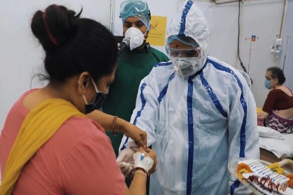 સુરત આઇસોલેશન સેન્ટરમાં રક્ષાબંધન : મહિલા દર્દીઓએ ધારાસભ્ય હર્ષ સંઘવીને બાંધી રાખડી 