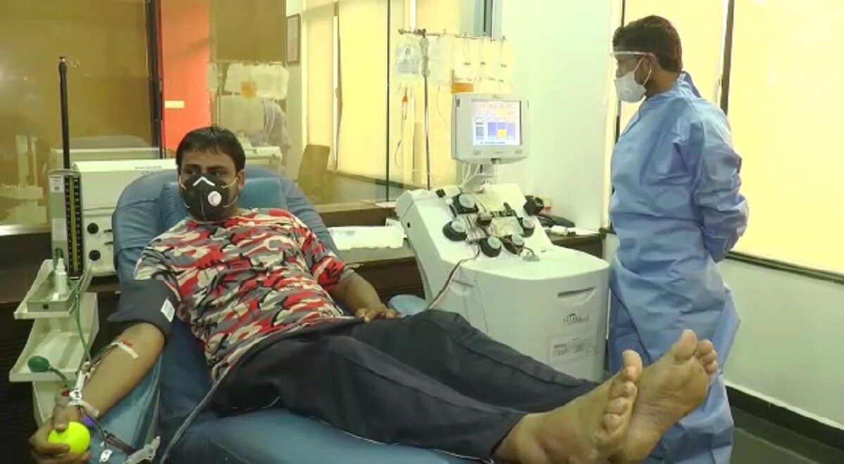 ગઈકાલે રાજકોટ શહેરમાં કોરોના વાયરસનાં એક જ દિવસમાં 68 પોઝિટિવ કેસ નોંધાયા હતા. જે સાથે શહેરમાં પોઝિટિવ કેસનો કુલ આંક 1696 પર પહોંચ્યો છે જે પૈકી 751 દર્દીઓ સારવાર હેઠળ છે. તો બીજી તરફ દિવસે અને દિવસે રાજકોટ શહેરની સિવિલ હોસ્પિટલ તેમજ જુદી જુદી ખાનગી હોસ્પિટલમાં સારવાર લઈ રહેલા દર્દીઓનો મૃત્યુઆંક પણ વધી રહ્યો છે. ગઈકાલે રાજકોટ શહેરની સિવિલ હોસ્પિટલમાં આઠ જેટલા દર્દીઓના સારવાર દરમ્યાન મૃત્યુ થયા હતા તો ત્રણ જેટલા દર્દીઓના ખાનગી હોસ્પિટલમાં સારવાર દરમિયાન મૃત્યુ થયા હતા. ગઈકાલે રાજકોટ શહેરમાં કોરોના વાયરસનાં એક જ દિવસમાં 68 પોઝિટિવ કેસ નોંધાયા હતા. જે સાથે શહેરમાં પોઝિટિવ કેસનો કુલ આંક 1696 પર પહોંચ્યો છે જે પૈકી 751 દર્દીઓ સારવાર હેઠળ છે. તો બીજી તરફ દિવસે અને દિવસે રાજકોટ શહેરની સિવિલ હોસ્પિટલ તેમજ જુદી જુદી ખાનગી હોસ્પિટલમાં સારવાર લઈ રહેલા દર્દીઓનો મૃત્યુઆંક પણ વધી રહ્યો છે. ગઈકાલે રાજકોટ શહેરની સિવિલ હોસ્પિટલમાં આઠ જેટલા દર્દીઓના સારવાર દરમ્યાન મૃત્યુ થયા હતા તો ત્રણ જેટલા દર્દીઓના ખાનગી હોસ્પિટલમાં સારવાર દરમિયાન મૃત્યુ થયા હતા.