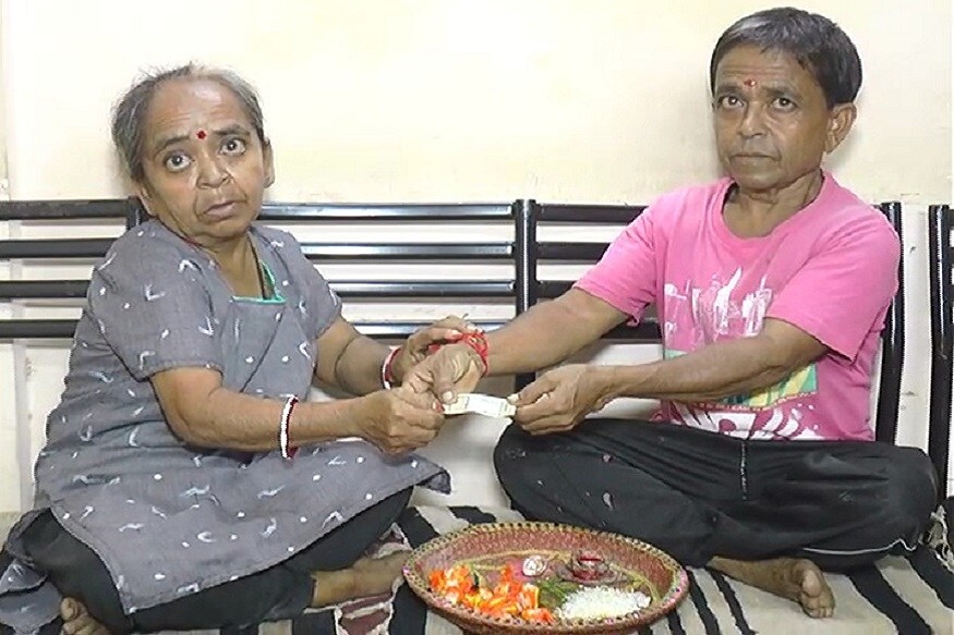 અંકિત પોપટ, રાજકોટ : આજે શ્રાવણ સુદ પૂર્ણિમા એટલે કે ભાઇ-બહેનનો પવિત્ર અને પ્રેમ ભર્યો તહેવાર રક્ષાબંધન. ત્યારે આજે અમે આપને જણાવવા જઈ રહ્યા છીએ એક એવા ભાઈ બહેનની કહાની કે જેમનો સાથ પોતાના સગા વ્હાલાએ તો છોડી દીધો પરંતુ બંને ભાઈ-બહેન દિવ્યાંગ હોવા છતાં પોતાના પરિશ્રમથી પોતાના જીવનને પારસમણિ સમુ બનાવવાની કોશિશ કરી રહ્યા છે. અંકિત પોપટ, રાજકોટ : આજે શ્રાવણ સુદ પૂર્ણિમા એટલે કે ભાઇ-બહેનનો પવિત્ર અને પ્રેમ ભર્યો તહેવાર રક્ષાબંધન. ત્યારે આજે અમે આપને જણાવવા જઈ રહ્યા છીએ એક એવા ભાઈ બહેનની કહાની કે જેમનો સાથ પોતાના સગા વ્હાલાએ તો છોડી દીધો પરંતુ બંને ભાઈ-બહેન દિવ્યાંગ હોવા છતાં પોતાના પરિશ્રમથી પોતાના જીવનને પારસમણિ સમુ બનાવવાની કોશિશ કરી રહ્યા છે.