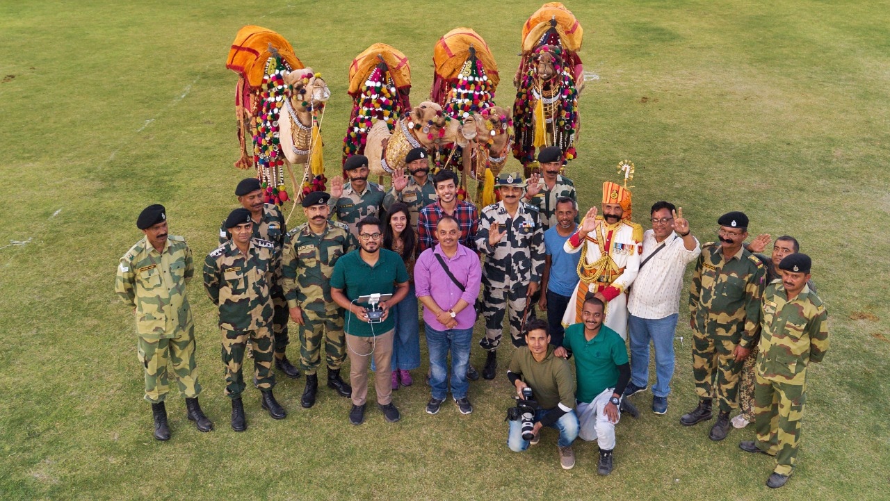 આ તસવીર બોર્ડર સિક્યુરિટી ફોર્સની છે. સાથે જ ઊંટ પર સવારી કરતી રેજીમેન્ટમાં પણ કેટલાક સભ્યો અહીં હાજર છે. આ પોસ્ટ STC-BSF હેડક્વાટરમાં લેવામાં આવી છે. (National Geographic/Raunak Sharma) આ તસવીર બોર્ડર સિક્યુરિટી ફોર્સની છે. સાથે જ ઊંટ પર સવારી કરતી રેજીમેન્ટમાં પણ કેટલાક સભ્યો અહીં હાજર છે. આ પોસ્ટ STC-BSF હેડક્વાટરમાં લેવામાં આવી છે. (National Geographic/Raunak Sharma)
