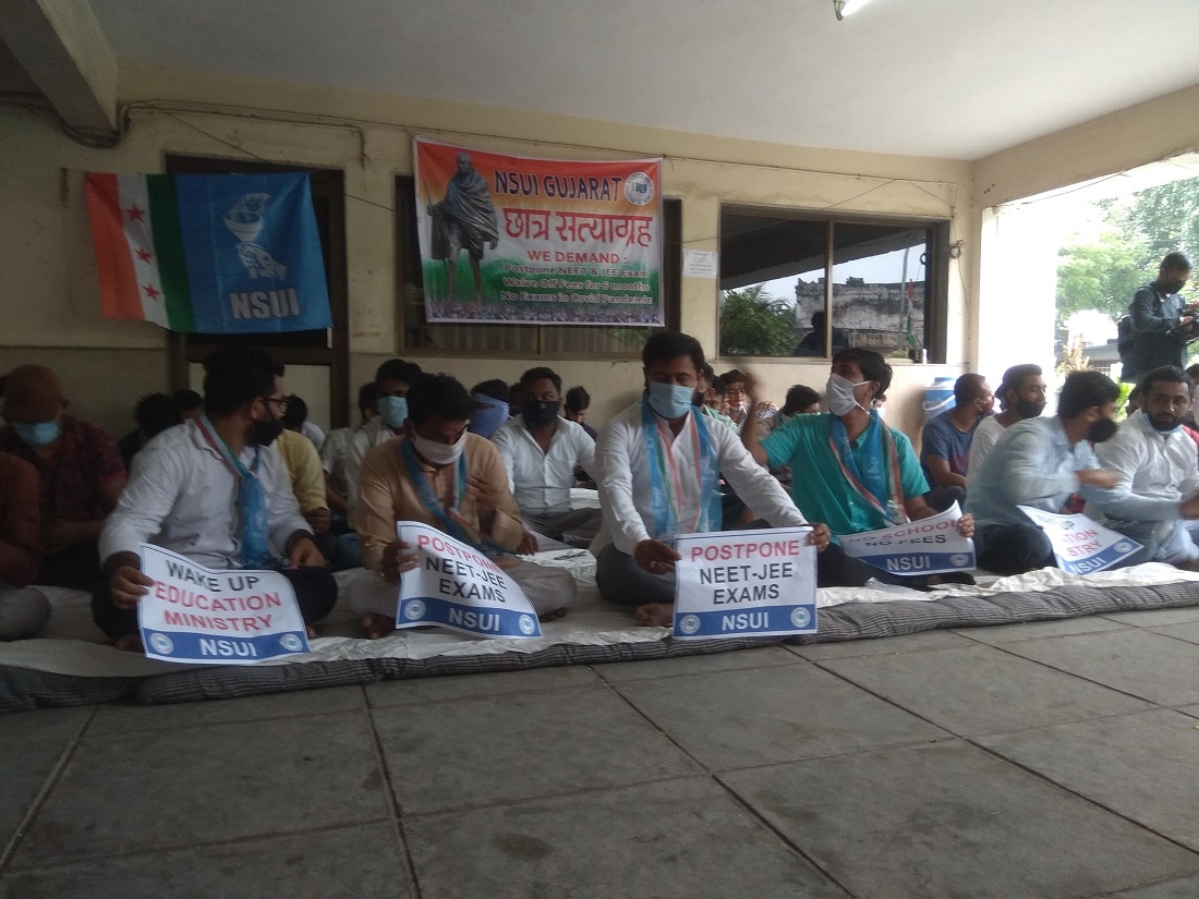 મહત્વનું છે કે, NSUIએ JEE અને NEET સ્થગિત કરવાની માંગ ઉપરાંત શાળાઓ તેમજ કોલેજોની 6 મહિનાની ફી માફ કરવા અને રાજ્યમાં કરોનાના સમયમાં યોજાનાર તમામ પરીક્ષાઓ સ્થગિત કરવાની પણ માંગ કરી છે. જો આ માંગણીઓ સ્વીકારવામાં નહિ આવે તો ઉગ્ર આંદોલન ની ચીમકી NSUI એ ઉચ્ચારી છે. ઉલ્લેખનીય છે કે, એકતરફ NSUI પરીક્ષા સ્થગિત કરવાની માંગ કરાઈ રહી છે તો બીજીતરફ વિદ્યાર્થીઓના વાલીઓ પણ પરીક્ષાને લઈ દ્વિધામાં મુકાયા છે. વાલીઓનું માનવું છે કે, MCIની ગાઈડ લાઈન પ્રમાણે 30 સપ્ટેમ્બર સુધીમાં એડમીશન પ્રક્રિયા પૂર્ણ કરવી પડે પણ કોરોનાના કારણે જો ફરી પરીક્ષા પાછી ઠેલાશે તો તે પણ વિદ્યાર્થીઓના ભવિષ્ય માટે હિતકારી નહિ હોય. મહત્વનું છે કે, NSUIએ JEE અને NEET સ્થગિત કરવાની માંગ ઉપરાંત શાળાઓ તેમજ કોલેજોની 6 મહિનાની ફી માફ કરવા અને રાજ્યમાં કરોનાના સમયમાં યોજાનાર તમામ પરીક્ષાઓ સ્થગિત કરવાની પણ માંગ કરી છે. જો આ માંગણીઓ સ્વીકારવામાં નહિ આવે તો ઉગ્ર આંદોલન ની ચીમકી NSUI એ ઉચ્ચારી છે. ઉલ્લેખનીય છે કે, એકતરફ NSUI પરીક્ષા સ્થગિત કરવાની માંગ કરાઈ રહી છે તો બીજીતરફ વિદ્યાર્થીઓના વાલીઓ પણ પરીક્ષાને લઈ દ્વિધામાં મુકાયા છે. વાલીઓનું માનવું છે કે, MCIની ગાઈડ લાઈન પ્રમાણે 30 સપ્ટેમ્બર સુધીમાં એડમીશન પ્રક્રિયા પૂર્ણ કરવી પડે પણ કોરોનાના કારણે જો ફરી પરીક્ષા પાછી ઠેલાશે તો તે પણ વિદ્યાર્થીઓના ભવિષ્ય માટે હિતકારી નહિ હોય.