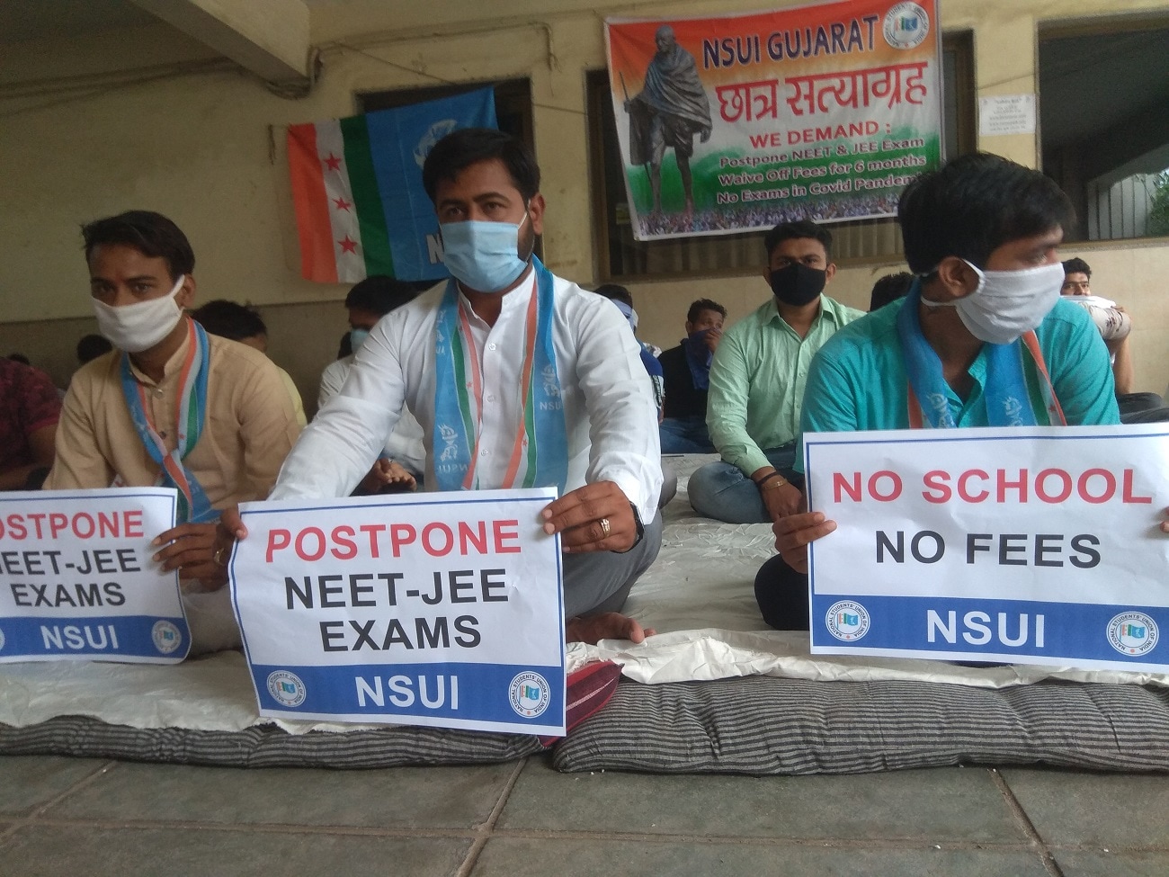 NSUI ગુજરાતના પ્રમુખ મહિપાલ સિંહ ગઢવી જણાવે છે કે, કેન્દ્ર સરકાર વિદ્યાર્થીઓના સ્વાસ્થય સાથે ચેડા કરી રહી છે. જે ચલાવી લેવામાં આવશે નહિ. કોરોનાની મહામારીમાં દેશભરમાંથી લાખો વિદ્યાર્થીઓ પરીક્ષા આપવા જશે તો તેઓને સંક્રમિત થવાનો ભય છે. પરીક્ષાઓ લેવાવી જોઈએ પણ તે વિદ્યાર્થીઓના ભોગે નહિ. તેઓએ વધુમાં જણાવ્યું કે, NSUIના રાષ્ટ્રીય અધ્યક્ષ નીરજ કુંદન અન્ય આગેવાનો સાથે છેલ્લા 5 દિવસથી આ મુદ્દે ભૂખ હડતાળ પર છે. ગુજરાત NSUIએ પ્રતિક ઉપવાસ સાથે તેમના સમર્થનમાં જોડાયું છે. NSUI ગુજરાતના પ્રમુખ મહિપાલ સિંહ ગઢવી જણાવે છે કે, કેન્દ્ર સરકાર વિદ્યાર્થીઓના સ્વાસ્થય સાથે ચેડા કરી રહી છે. જે ચલાવી લેવામાં આવશે નહિ. કોરોનાની મહામારીમાં દેશભરમાંથી લાખો વિદ્યાર્થીઓ પરીક્ષા આપવા જશે તો તેઓને સંક્રમિત થવાનો ભય છે. પરીક્ષાઓ લેવાવી જોઈએ પણ તે વિદ્યાર્થીઓના ભોગે નહિ. તેઓએ વધુમાં જણાવ્યું કે, NSUIના રાષ્ટ્રીય અધ્યક્ષ નીરજ કુંદન અન્ય આગેવાનો સાથે છેલ્લા 5 દિવસથી આ મુદ્દે ભૂખ હડતાળ પર છે. ગુજરાત NSUIએ પ્રતિક ઉપવાસ સાથે તેમના સમર્થનમાં જોડાયું છે.