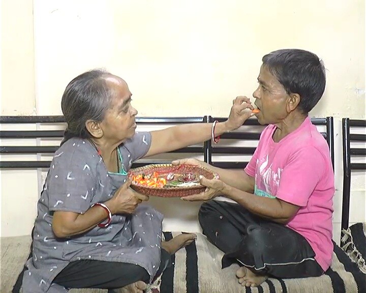 હરેશ ભાઈ અને ચંપા બેન મૂળ માણાવદર ગામ પાસેના વતની છે બંને ભાઈ બહેન. આજથી સાતેક વર્ષ પહેલાં બને ભાઈ બહેન માતા પિતા વિહોણા બનતા તેમના પોતાના પરિવારજનો એ તેમની શારીરિક કુરૂપતા અને અક્ષમતાના કારણે તેમનો ત્યાગ કર્યો હતો તેમને રસ્તે રઝડતા કર્યા હતાં. પરંતુ સમયની અને સમાજની ઠોકર ખાતા ખાતા બંને ભાઈ બહેન પહોંચ્યા રાજકોટની સામાજિક સંસ્થા બોલબાલા ટ્રસ્ટના આંગણે. છેલ્લા 6 વર્ષથી આ બહેન અને ભાઈ આ સંસ્થાના કર્મી બની ને સંકળાયેલા છે. હરેશ ભાઈ અને ચંપા બેન મૂળ માણાવદર ગામ પાસેના વતની છે બંને ભાઈ બહેન. આજથી સાતેક વર્ષ પહેલાં બને ભાઈ બહેન માતા પિતા વિહોણા બનતા તેમના પોતાના પરિવારજનો એ તેમની શારીરિક કુરૂપતા અને અક્ષમતાના કારણે તેમનો ત્યાગ કર્યો હતો તેમને રસ્તે રઝડતા કર્યા હતાં. પરંતુ સમયની અને સમાજની ઠોકર ખાતા ખાતા બંને ભાઈ બહેન પહોંચ્યા રાજકોટની સામાજિક સંસ્થા બોલબાલા ટ્રસ્ટના આંગણે. છેલ્લા 6 વર્ષથી આ બહેન અને ભાઈ આ સંસ્થાના કર્મી બની ને સંકળાયેલા છે.